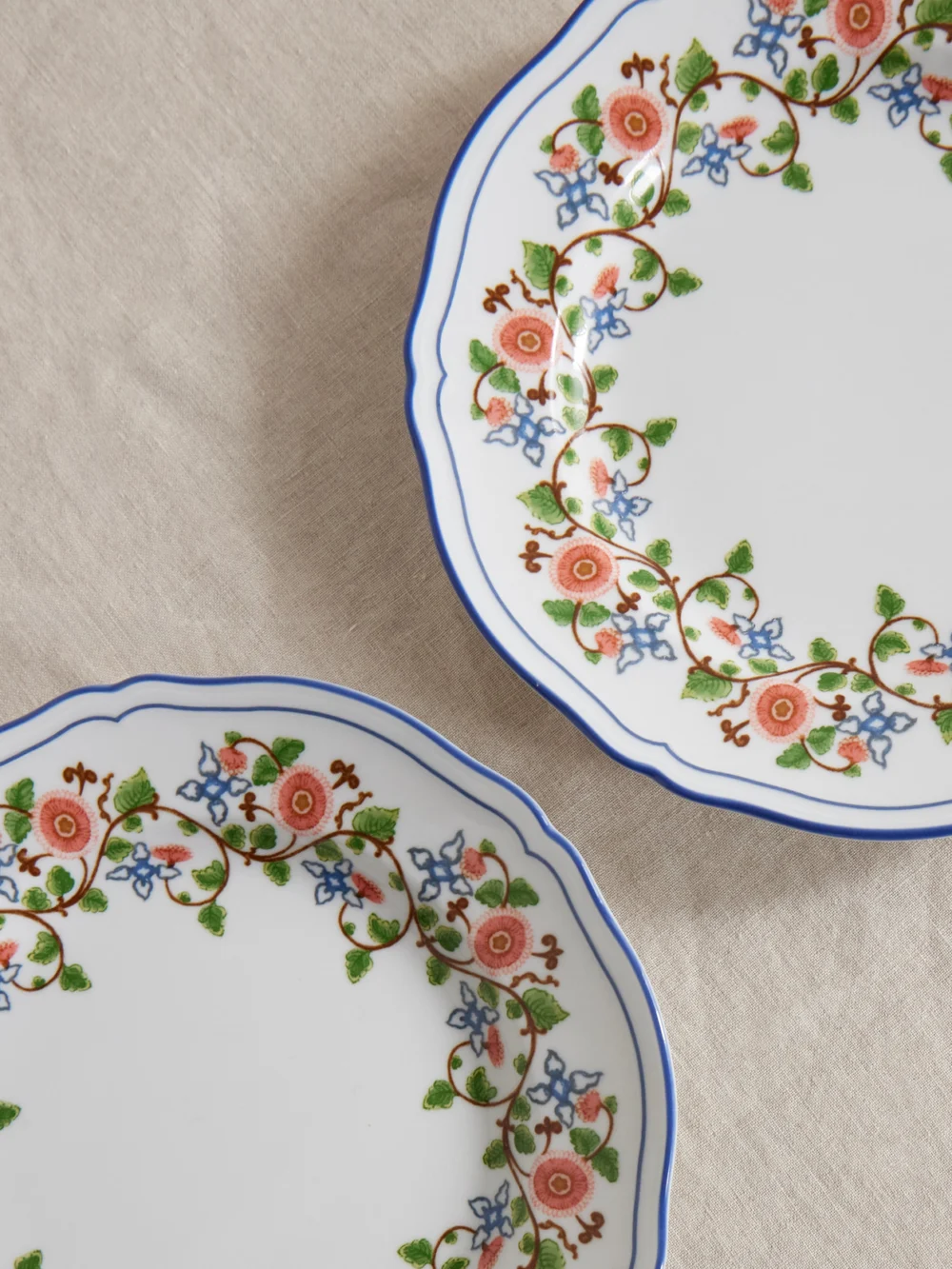 Close-up detail of the Cabana + Ginori 1735 Martina Set of Two Porcelain Dessert Plates
