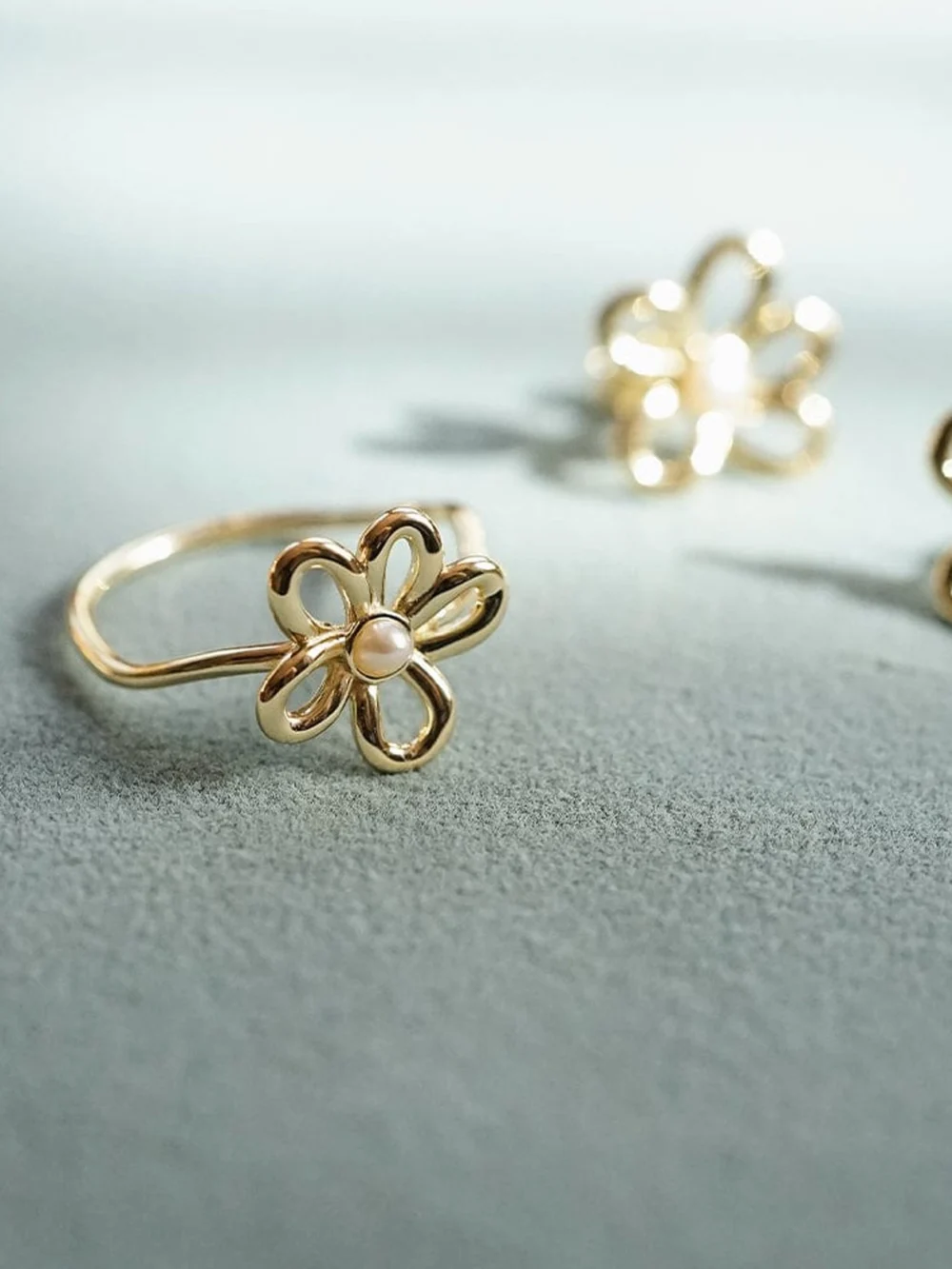 Daisy London Daisy Bow Ring 18ct Gold Plate, view 3