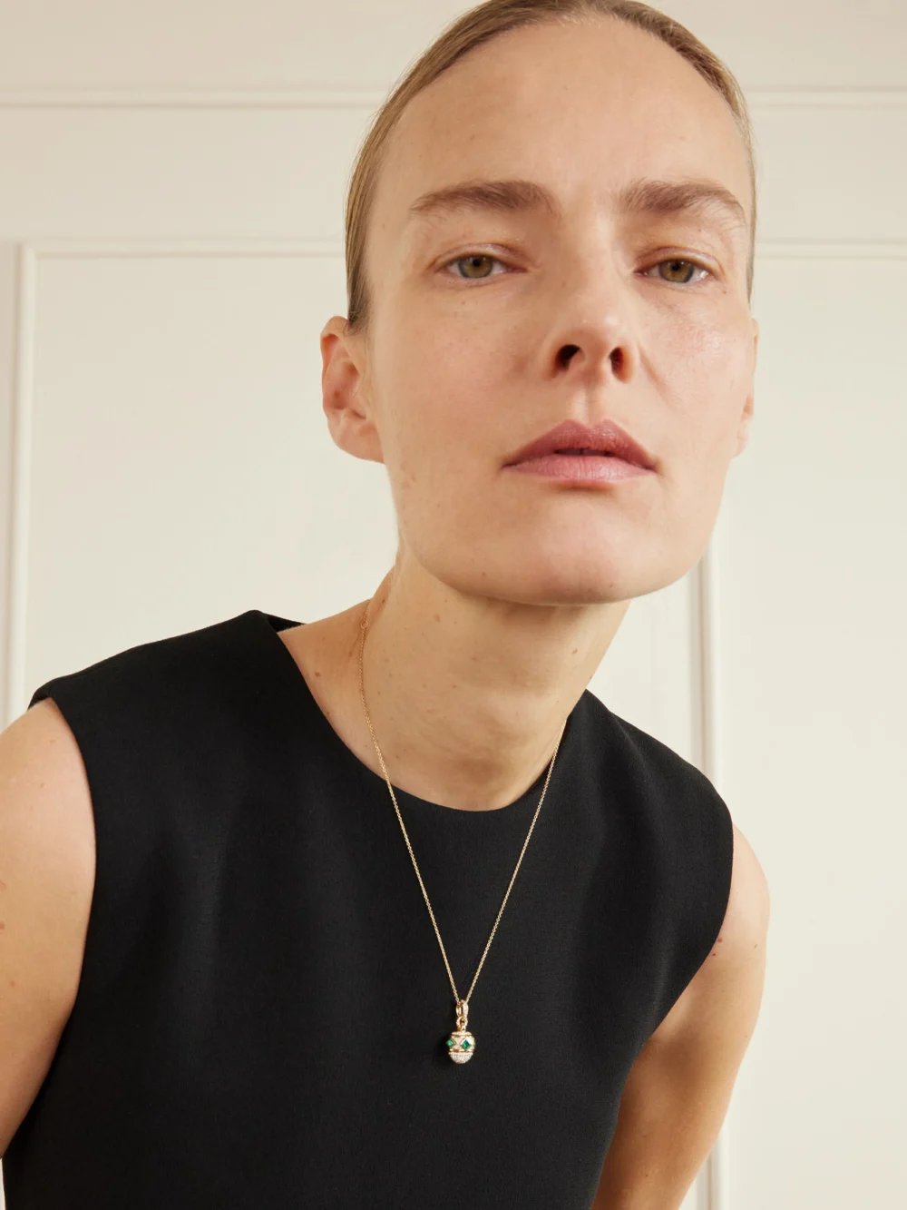 David Yurman 18-karat Gold, Diamond and Emerald Pendant, styled view