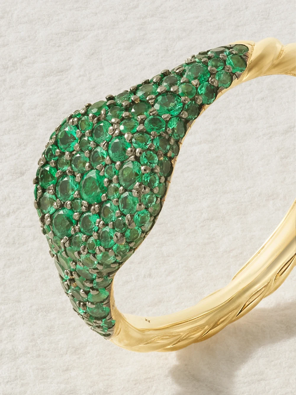Close-up detail of the David Yurman 18-karat Gold Emerald Pinky Ring