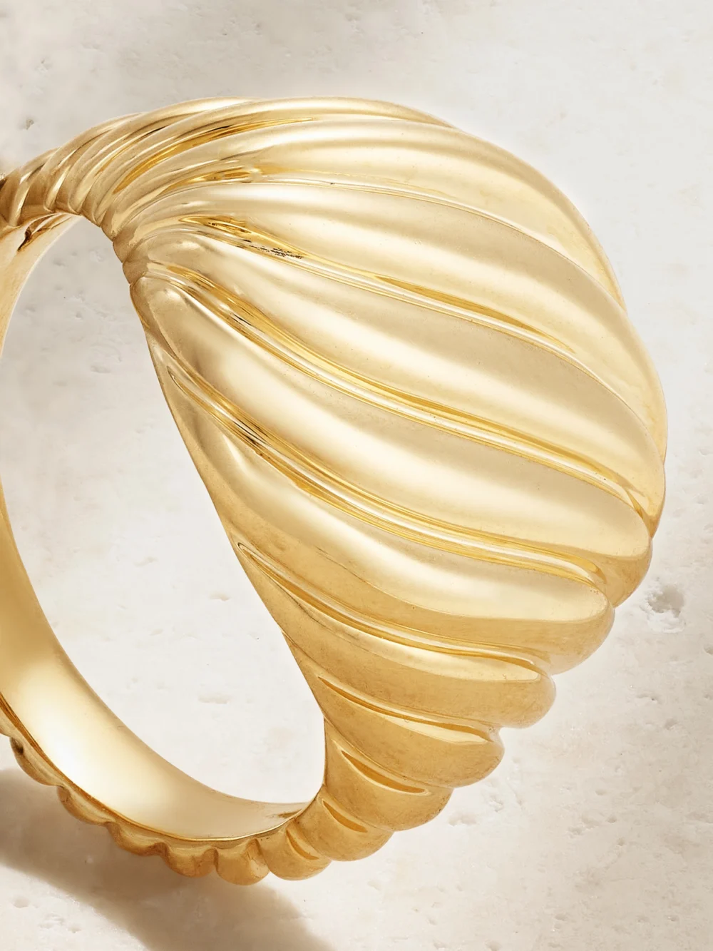 Close-up detail of the David Yurman Cable 18-karat Gold Signet Ring