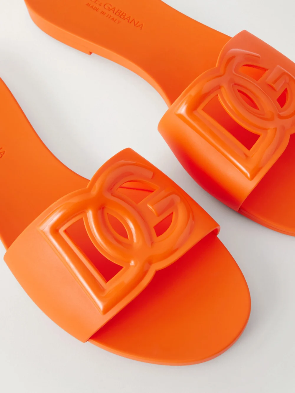 Close-up detail of the Dolce & Gabbana Bianca Logo-embossed Rubber Slides