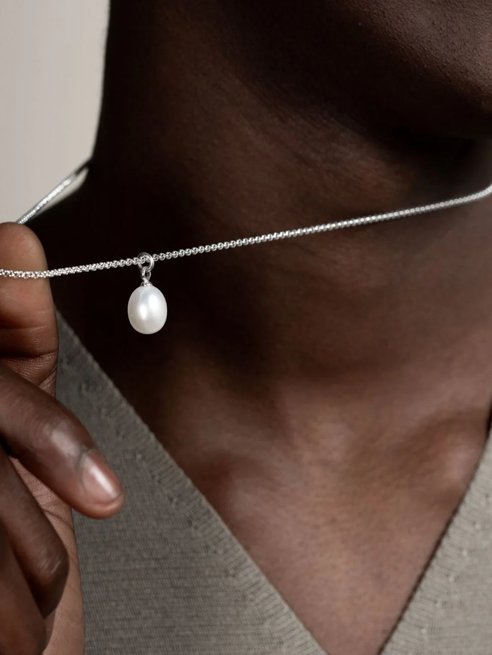 Dower & Hall Men's 10mm Oval White Freshwater Luna Pearl Pendant, view 4