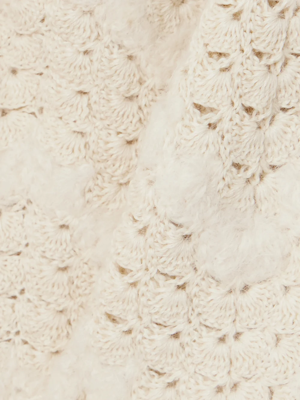 Close-up detail of the Escvdo Brisa Scalloped Crocheted Alpaca Top