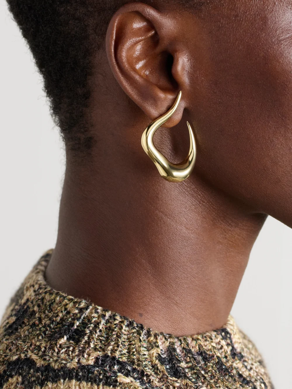 Fernando Jorge Bold Stream 18-karat Gold Earrings, styled view