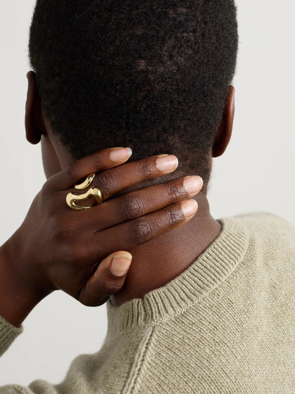 Fernando Jorge Bold Stream Open 18-karat Gold Ring, styled view