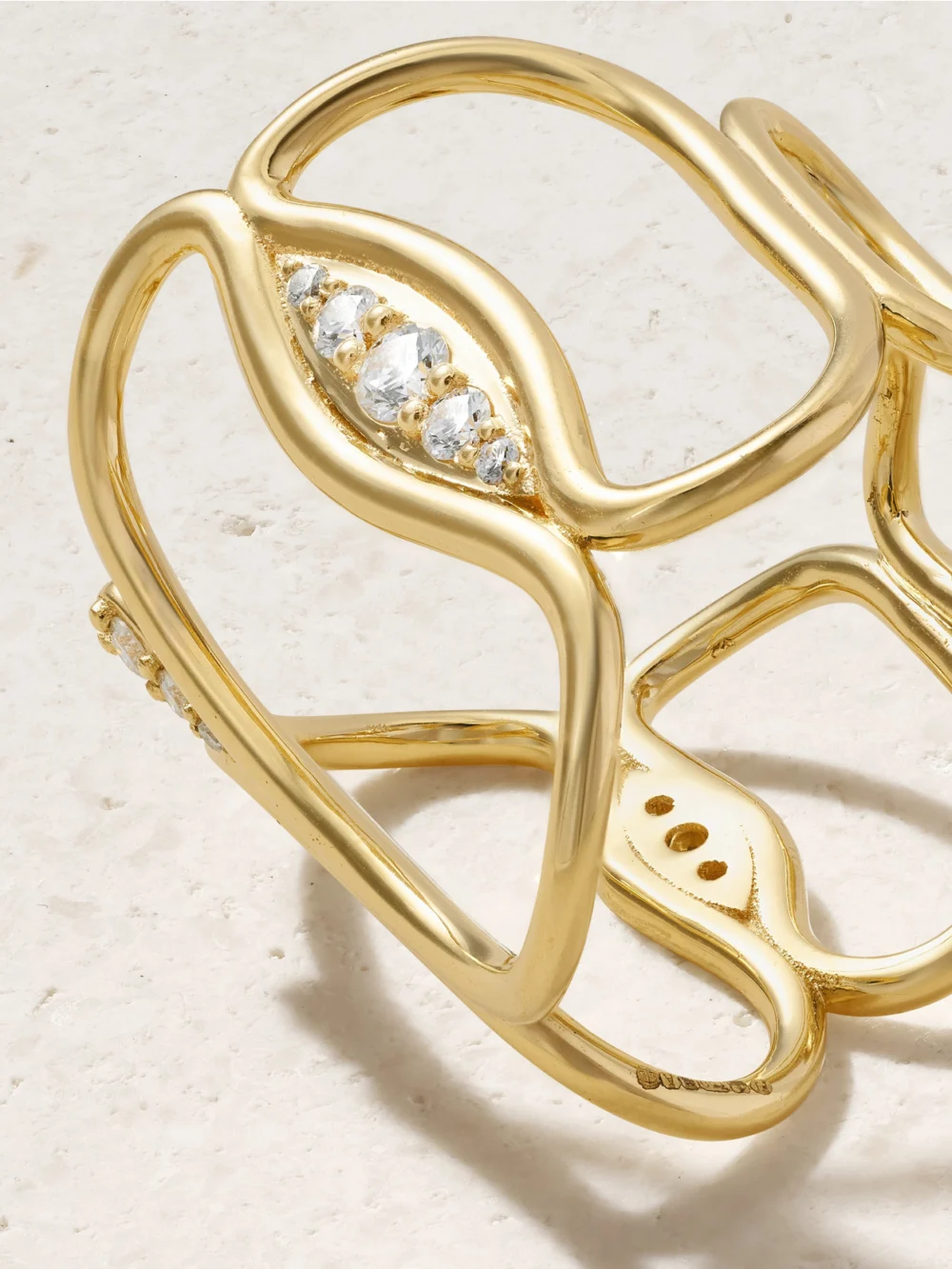 Close-up detail of the Fernando Jorge Fluid 18-karat Gold Diamond Ring