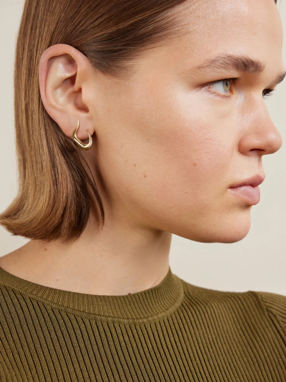 Fernando Jorge Stream Bold Mini 18-karat Gold Earrings, styled view
