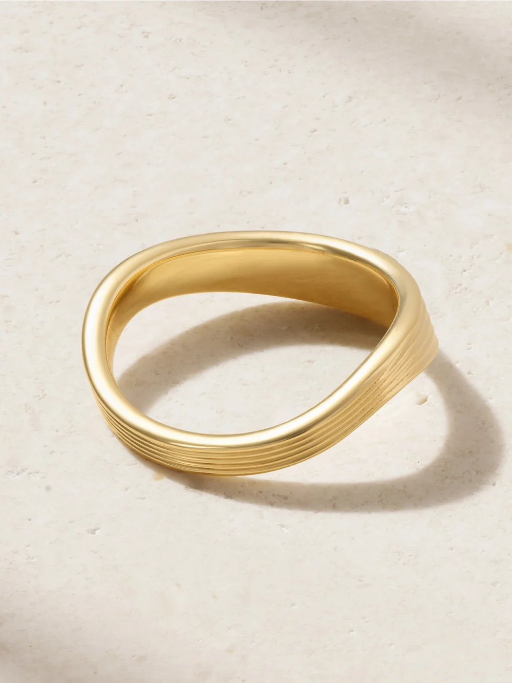 Back view of the Fernando Jorge Stream Lines Wave 18-karat Gold Ring