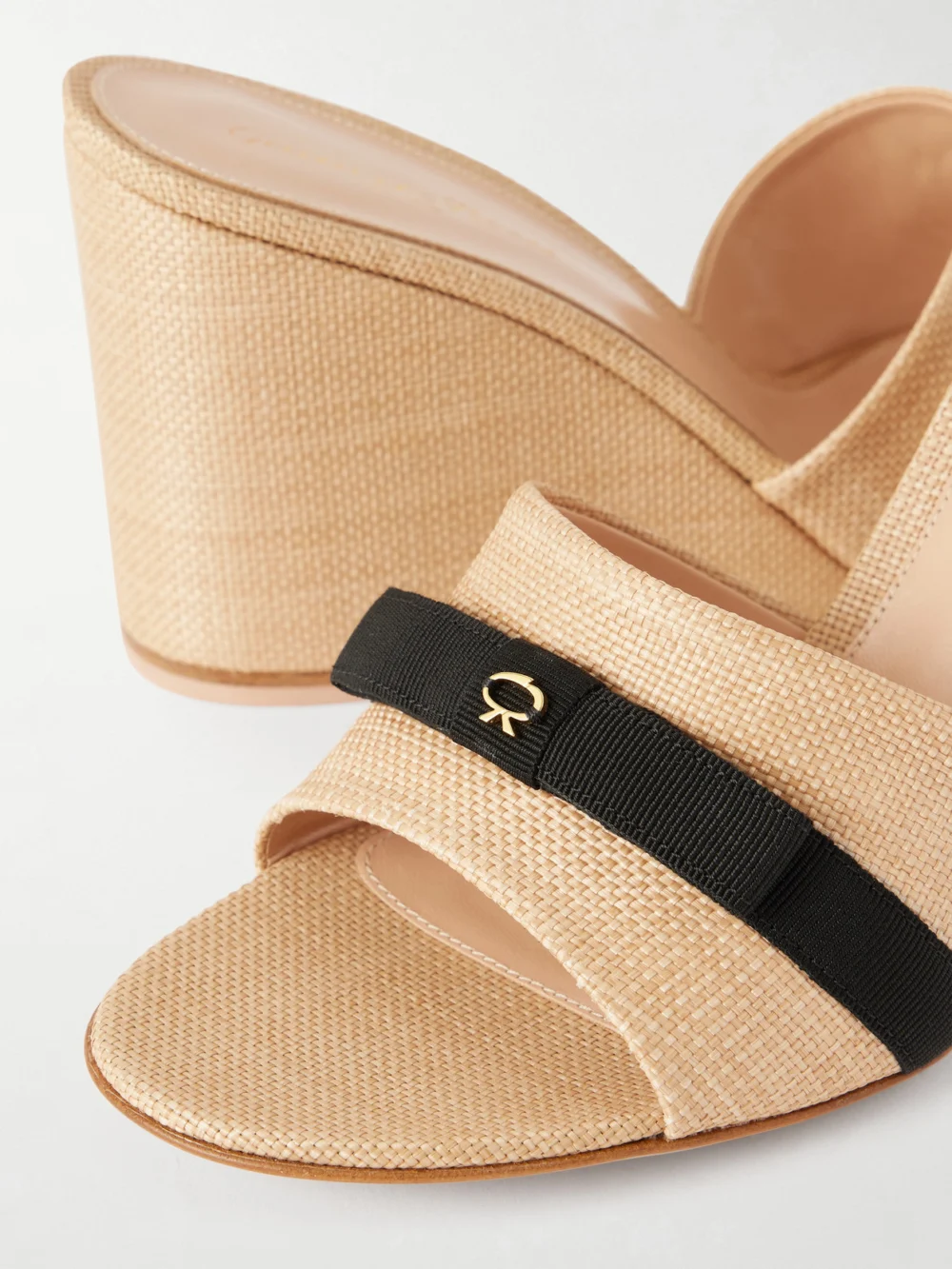 Close-up detail of the Gianvito Rossi 85 Grosgrain-trimmed Raffia Wedge Mules