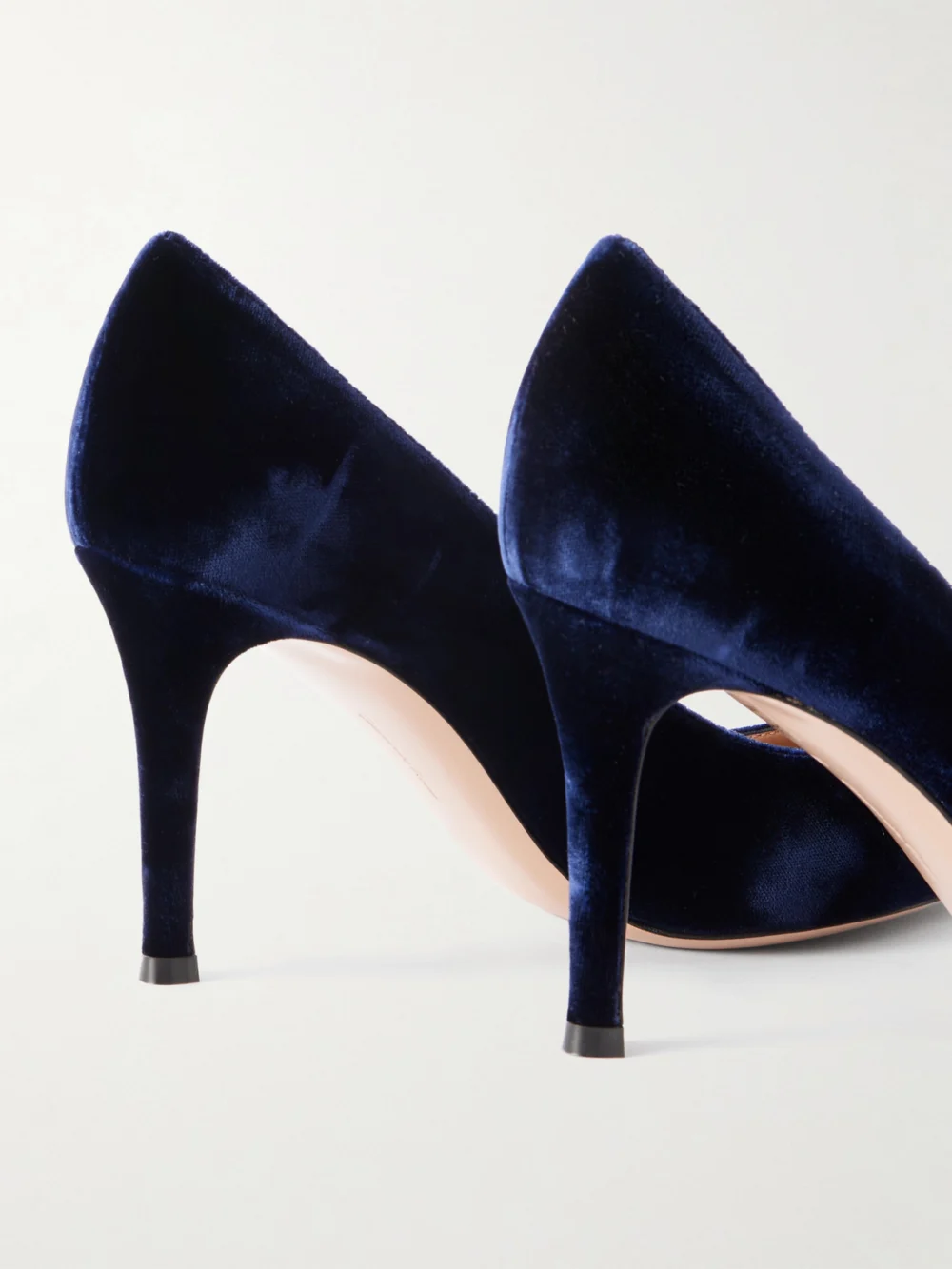 Close-up detail of the Gianvito Rossi 85 Velvet Pumps