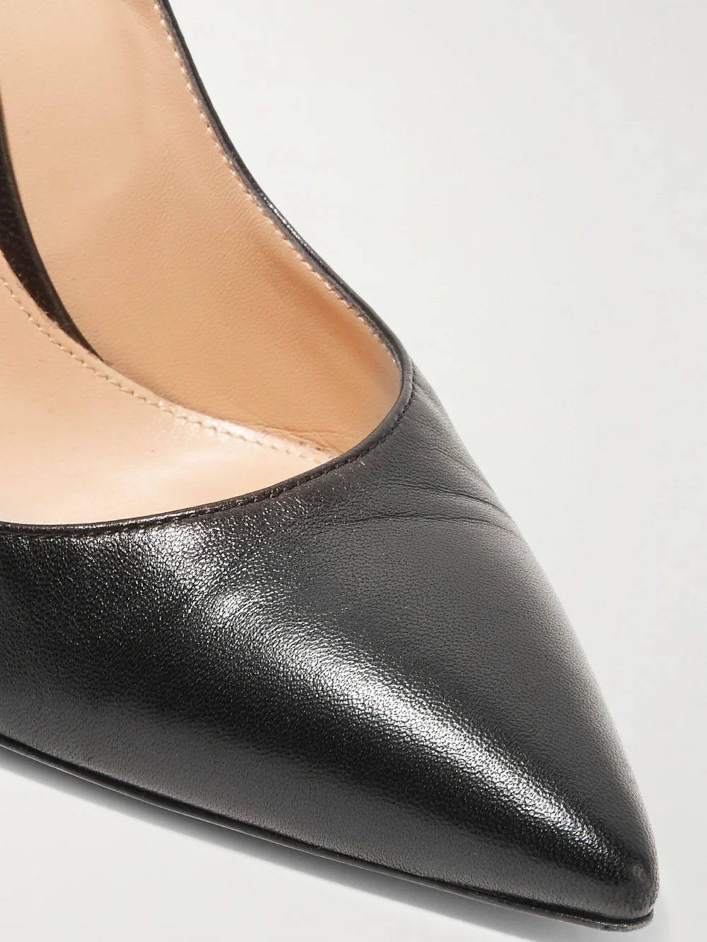 Close-up detail of the Gianvito Rossi Gianvito 105 Leather Pumps