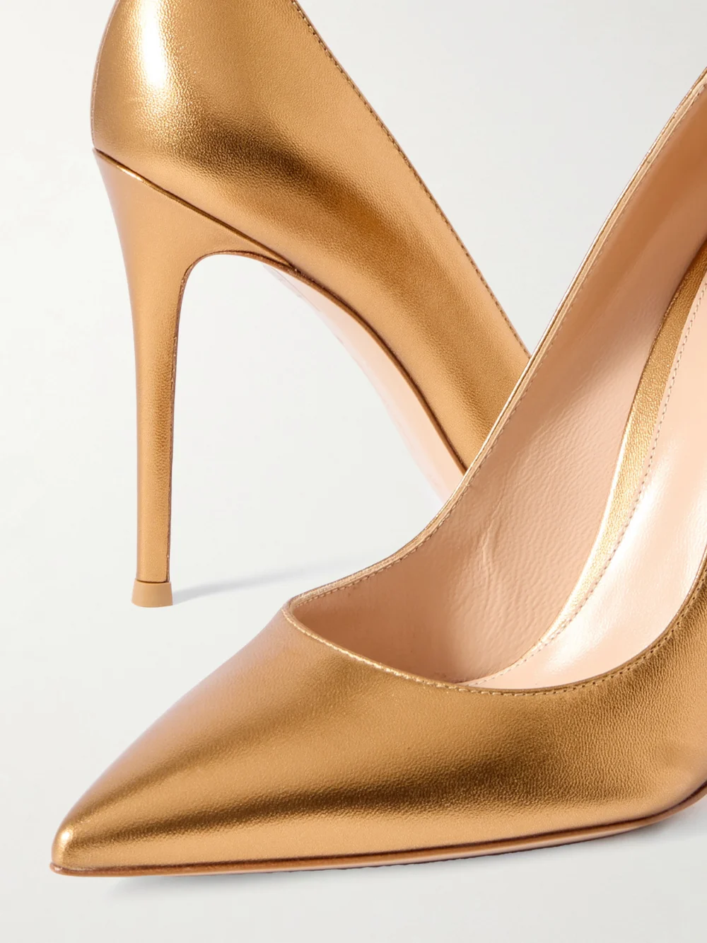 Close-up detail of the Gianvito Rossi Gianvito 105 Metallic Leather Pumps
