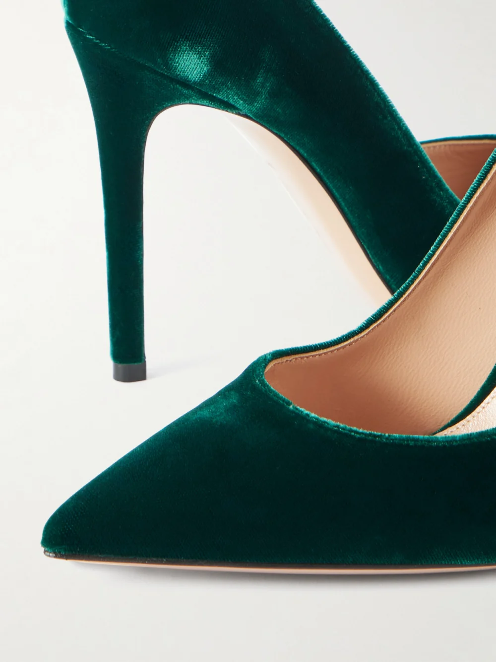 Close-up detail of the Gianvito Rossi Gianvito 105 Velvet Pumps