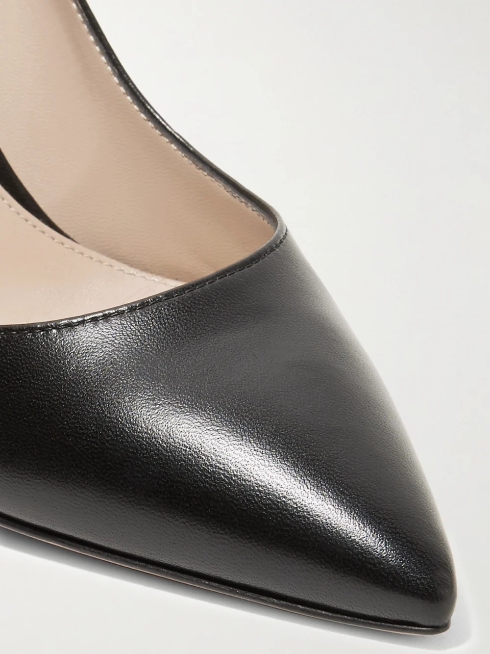 Close-up detail of the Gianvito Rossi Gianvito 85 Leather Pumps