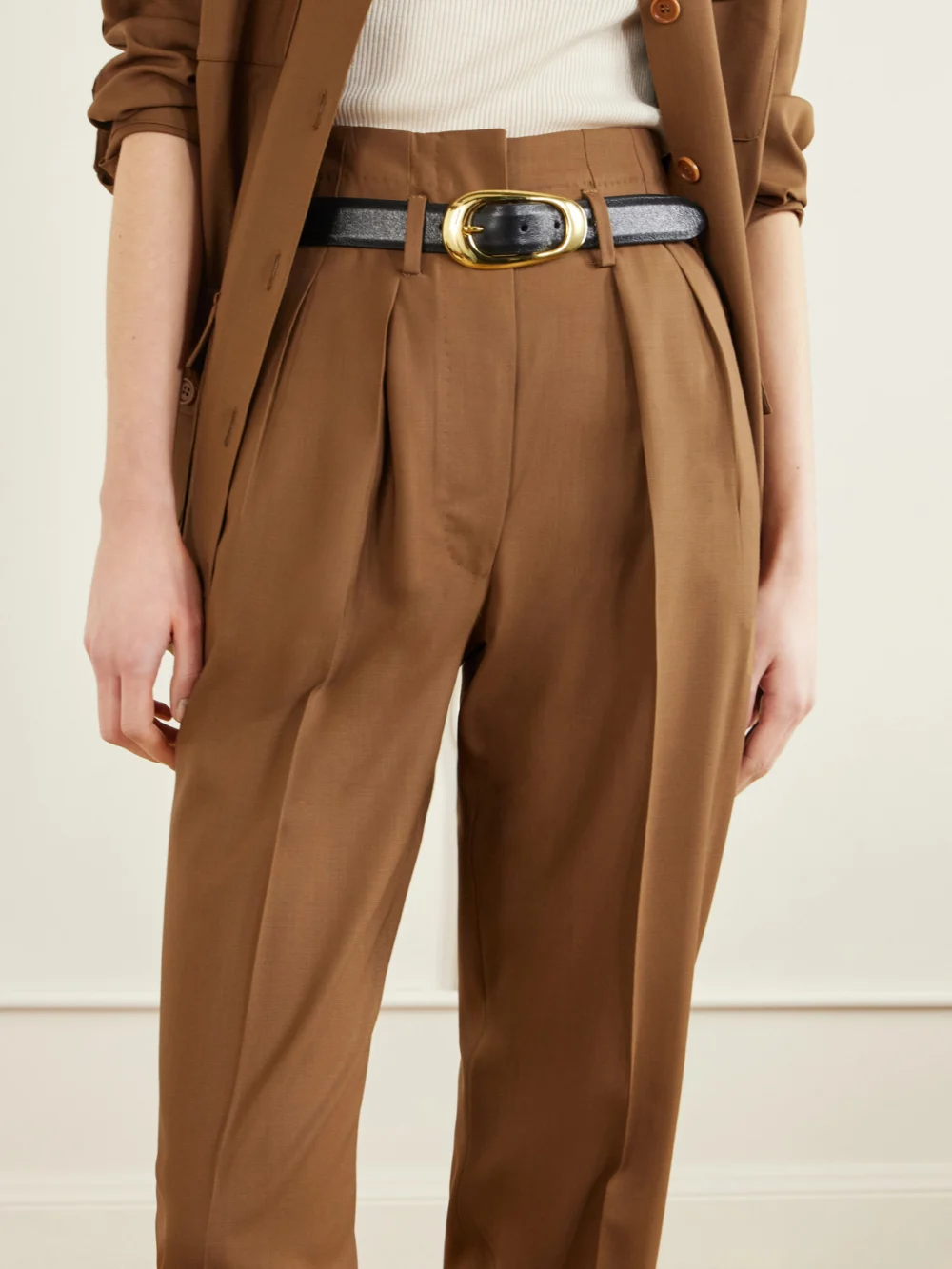 Close-up detail of the Giuliva Heritage High-rise Pleated Wool Tapered Pants