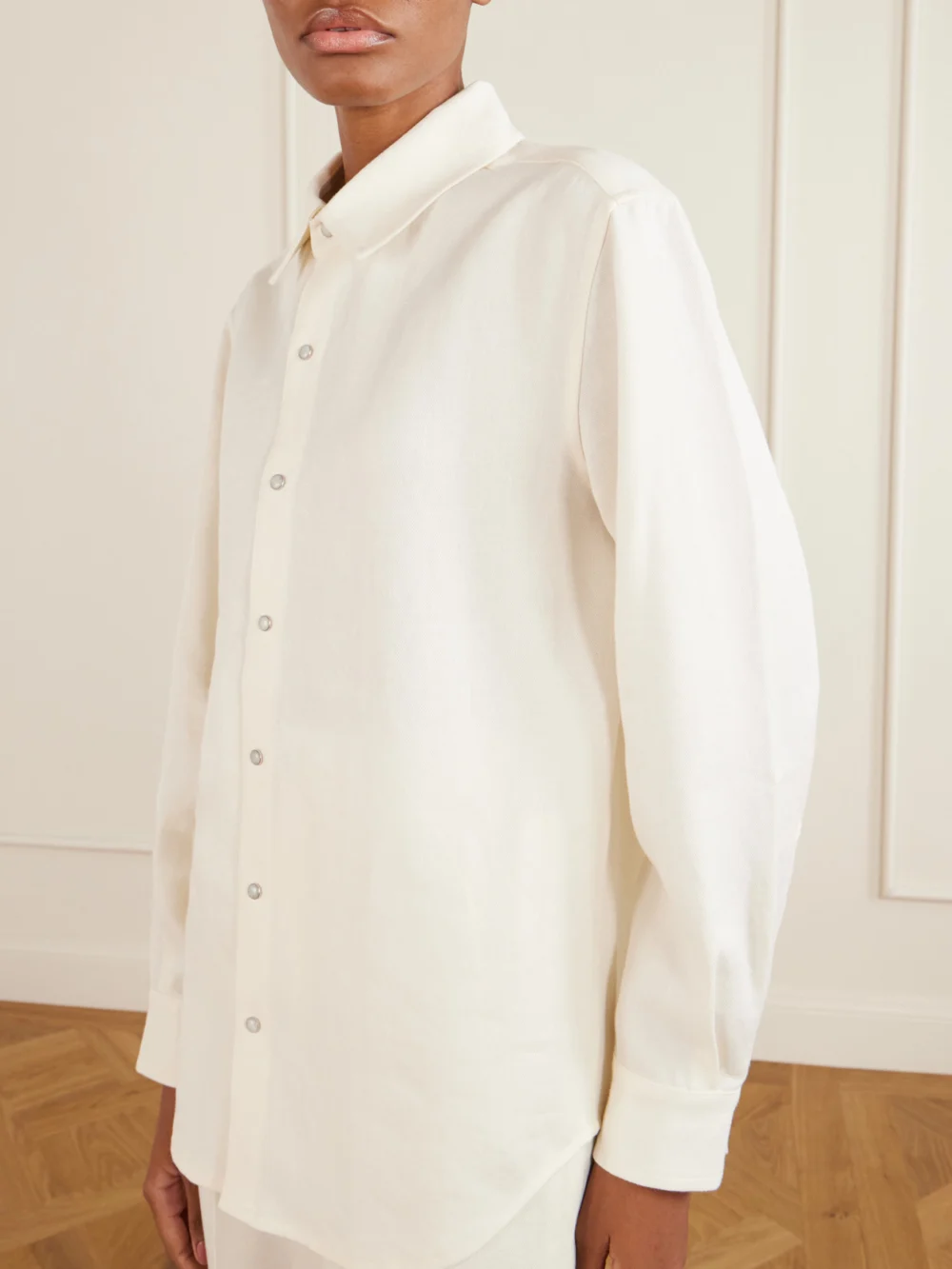 Close-up detail of the God’s True Cashmere Silver Solid Linen Shirt