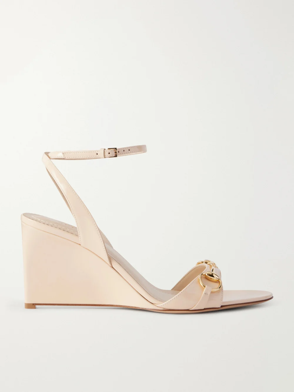 Gucci Donna 80 Horsebit-embellished Patent-leather Wedge Sandals in beige