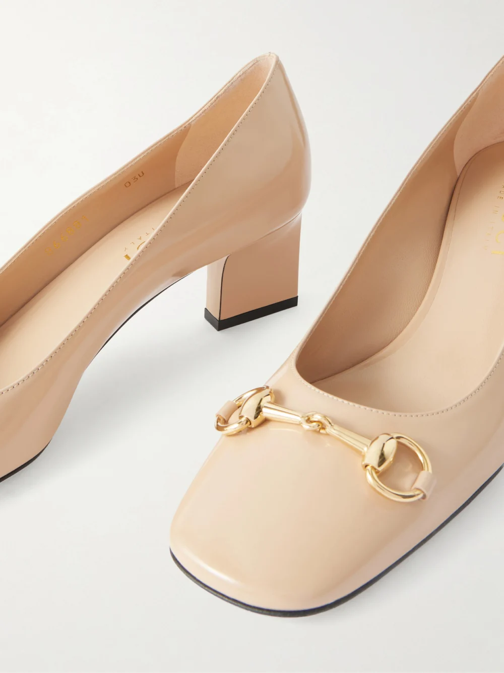 Close-up detail of the Gucci Signora 55 Horsebit-embellished Glossed Leather Pumps