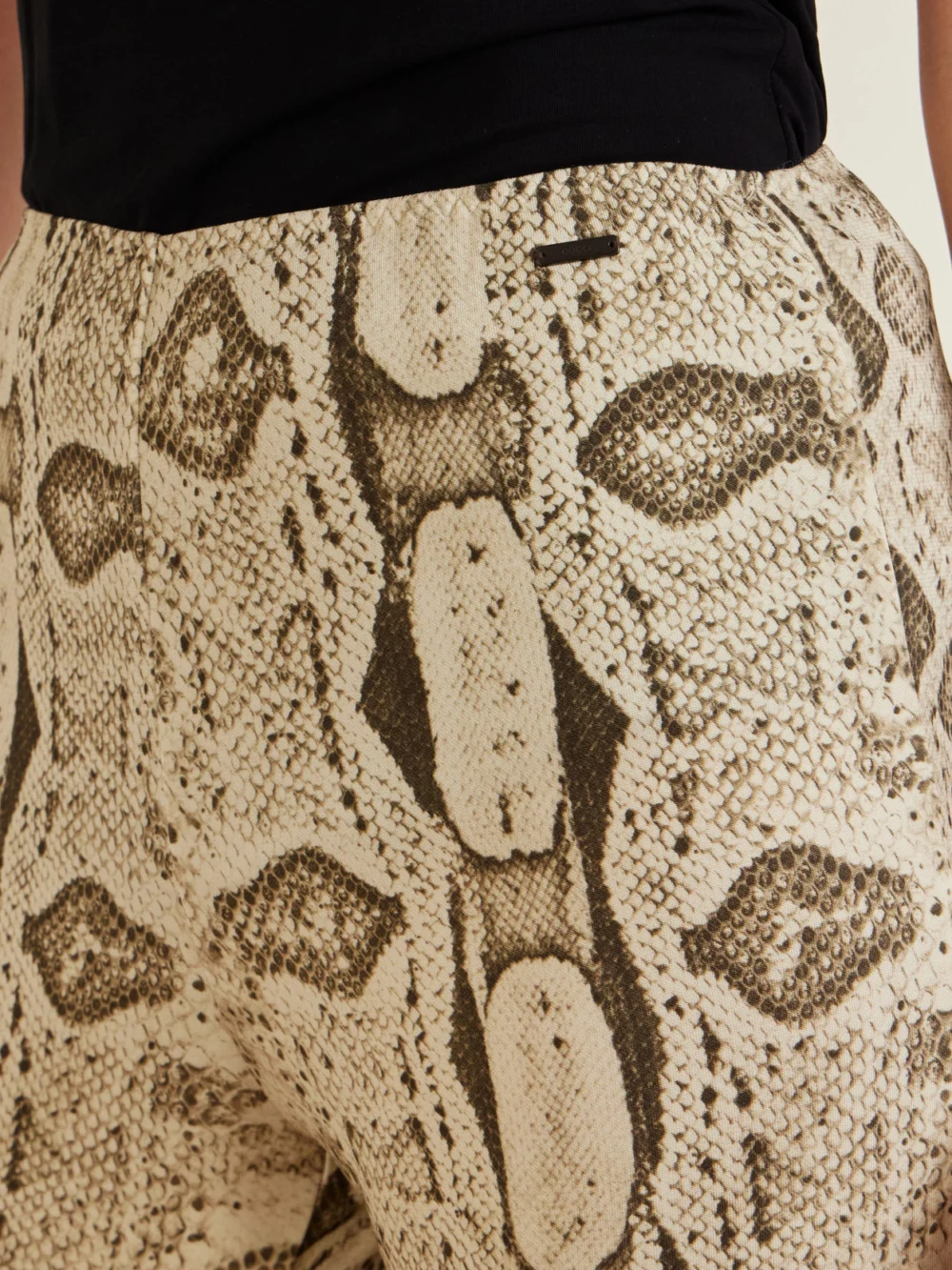 Close-up detail of the Gucci Snake-print Stretch Leggings