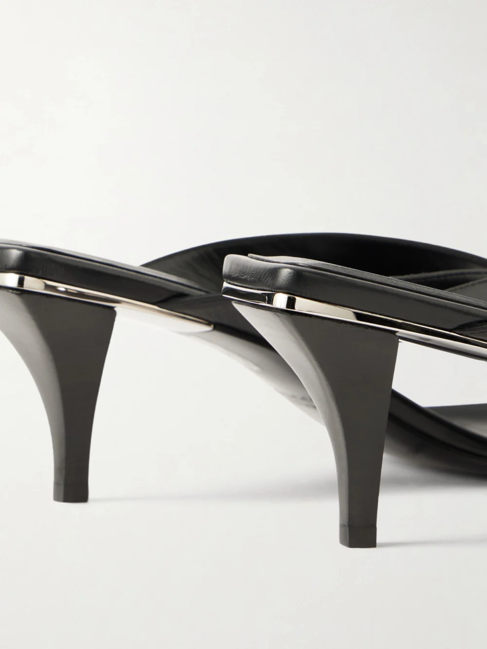 Close-up detail of the Gucci Vittoria Logo-embellished Leather Thong Sandals