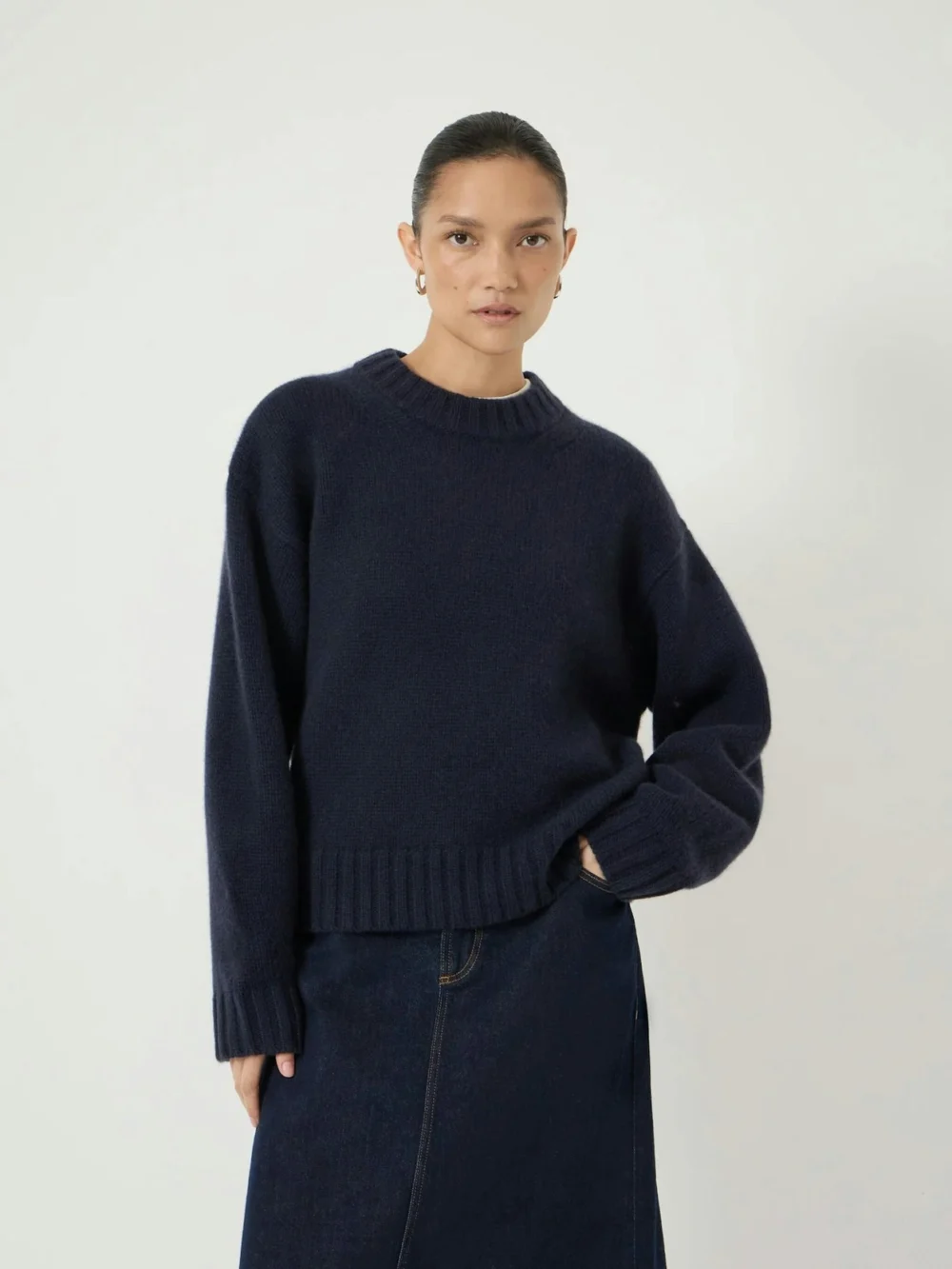 hush Cora Relaxed Chunky Cashmere Crew Jumper in Navy Blue