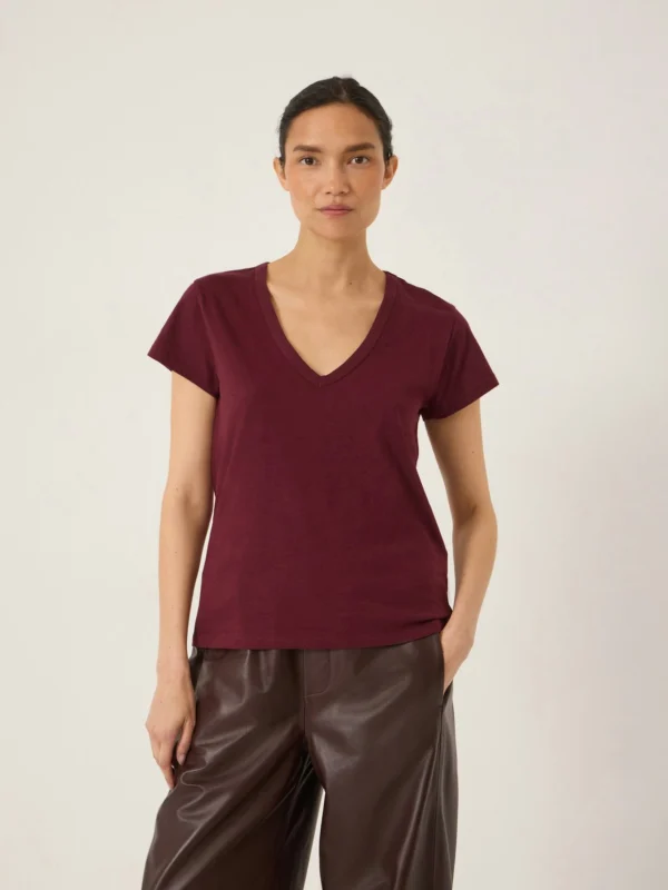hush Slim Fit Slub Cotton V Neck T-Shirt in Wine Red