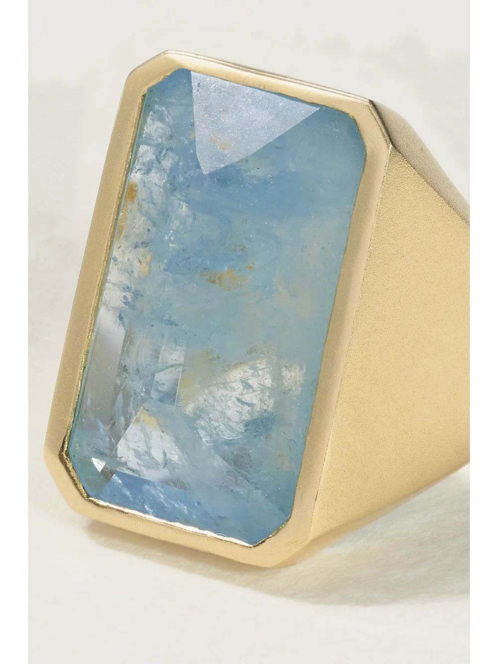 Close-up detail of the Irene Neuwirth Classic Bezel Cigar 18-karat Gold Aquamarine Ring