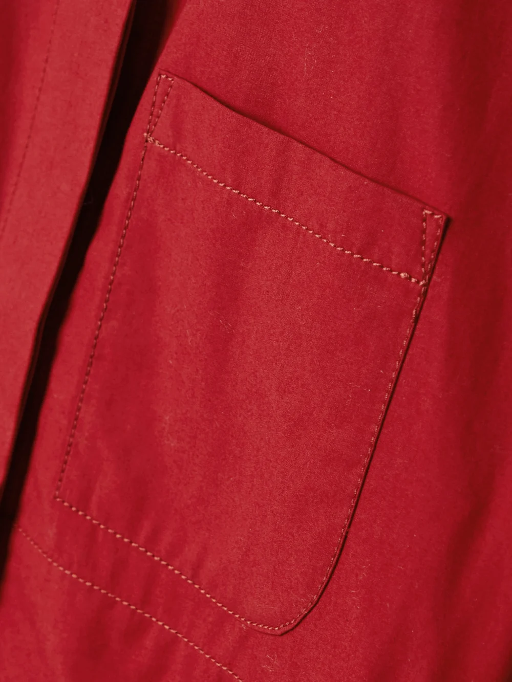 Close-up detail of the Jacquemus Bari Cropped Cutout Cotton-poplin Shirt