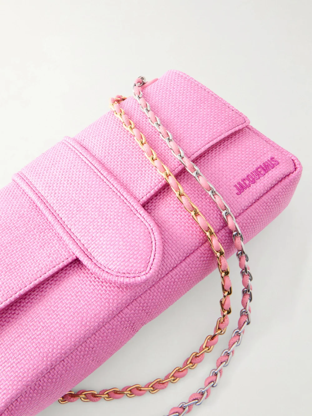 Close-up detail of the Jacquemus Le Bambino Chaîne Raffia-effect Shoulder Bag