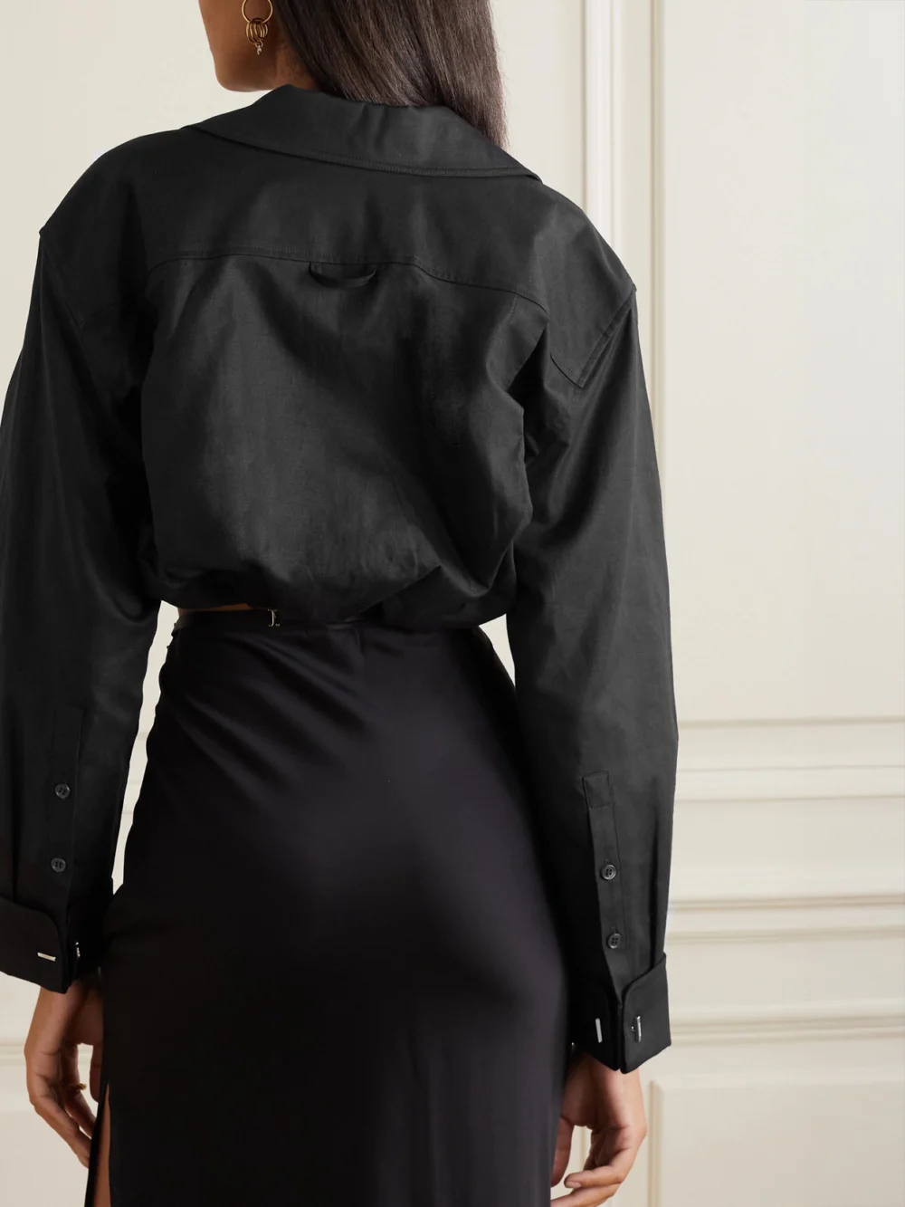 Back view of the Jacquemus Machou Cropped Cotton and Linen-blend Canvas Shirt
