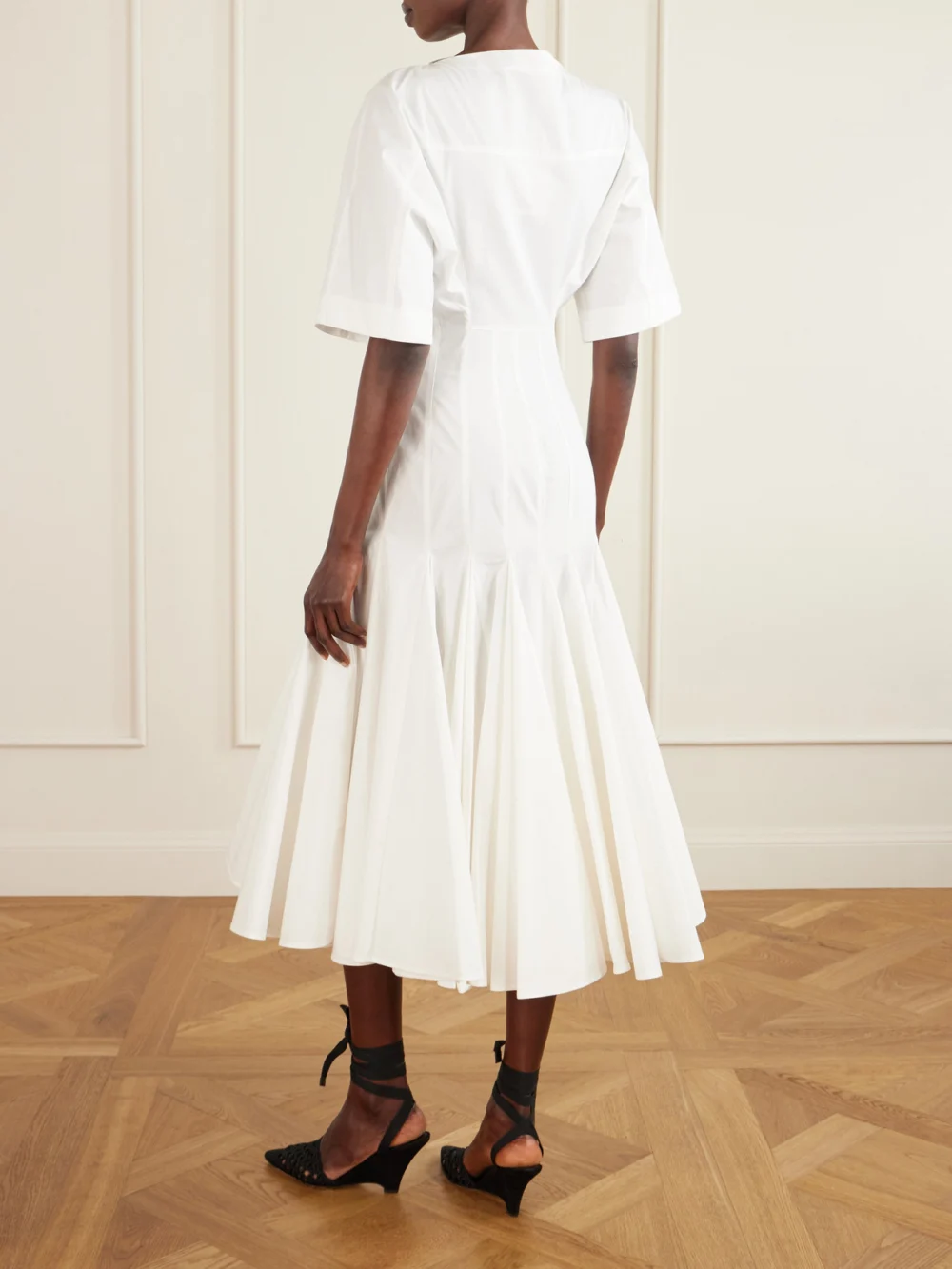 Back view of the Jacquemus Moisson Pleated Cotton-poplin Shirt Dress