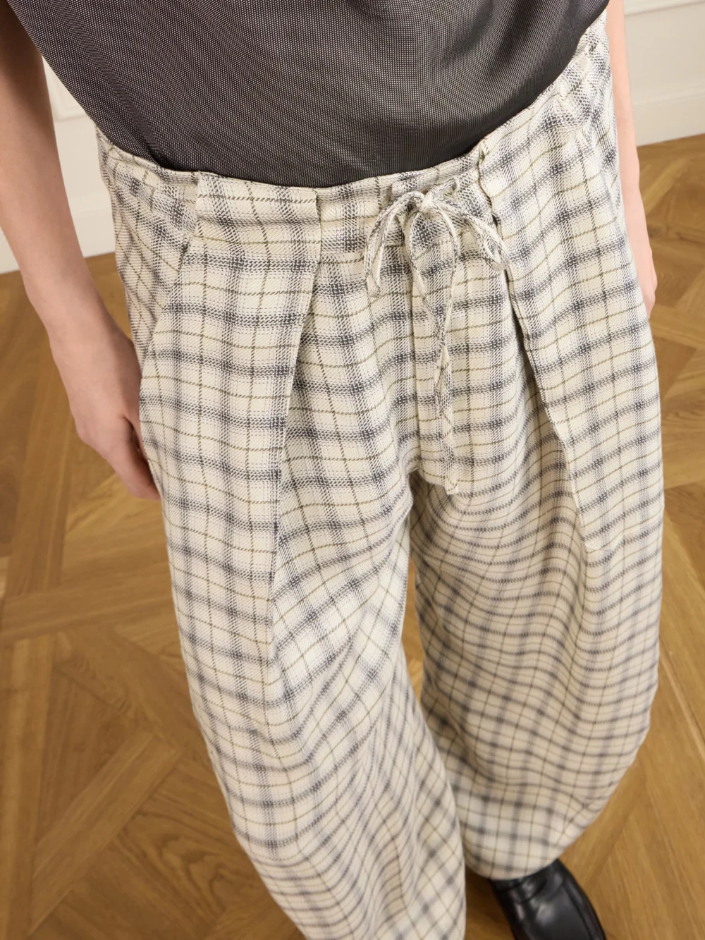 Close-up detail of the Kallmeyer Clemence Pleated Checked Linen-blend Pants
