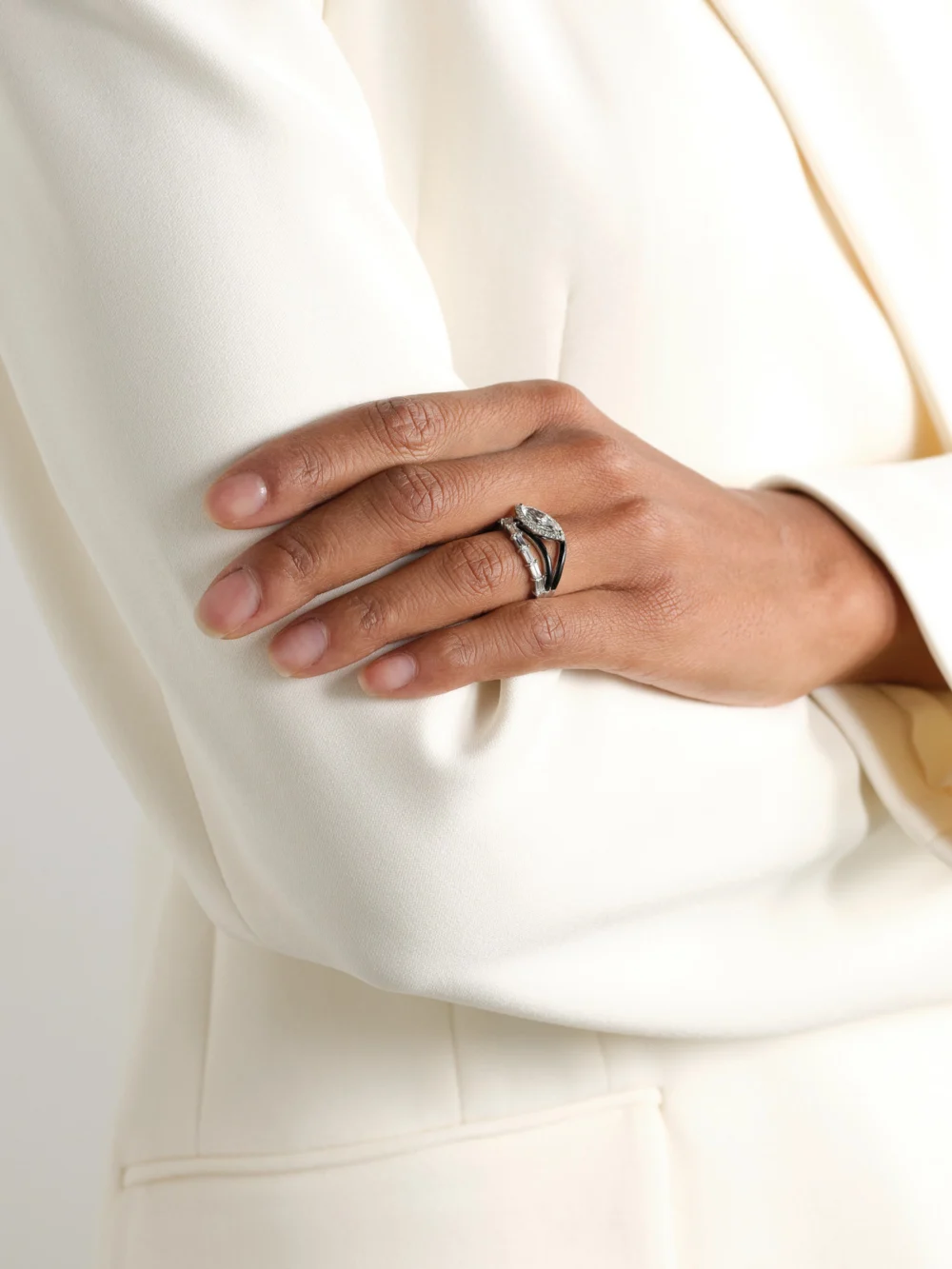 Kamyen Wave 18-karat White Gold, Diamond and Enamel Ring, styled view