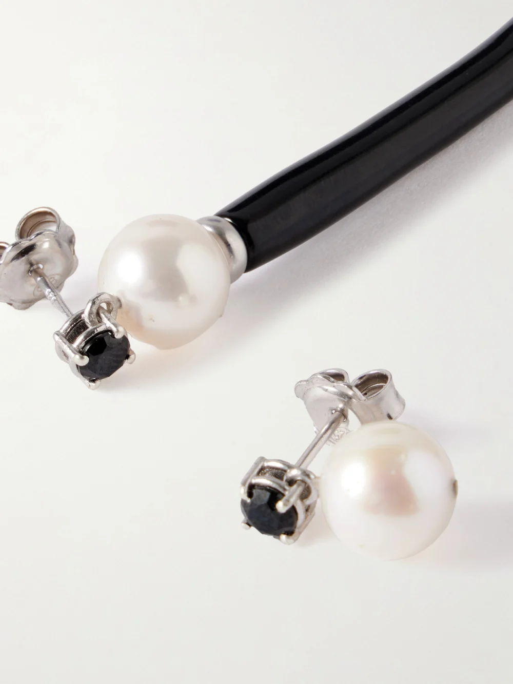 Close-up detail of the Le Sundial Arco Pearl, Spinel, Resin and Silver Earrings