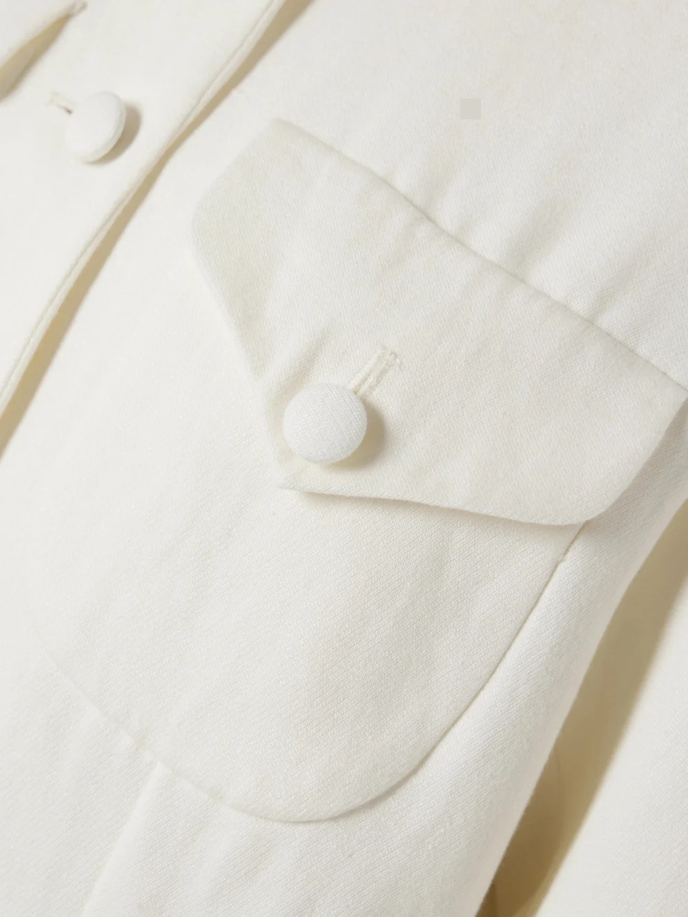 Close-up detail of the Liberowe Raja Linen Blazer