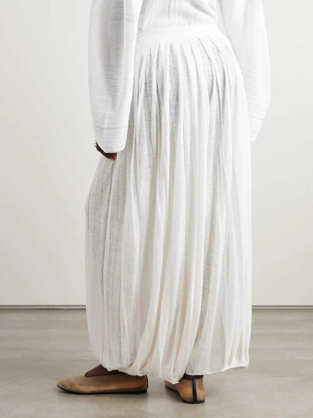 Back view of the Loro Piana Balloon Pleated Linen Pants