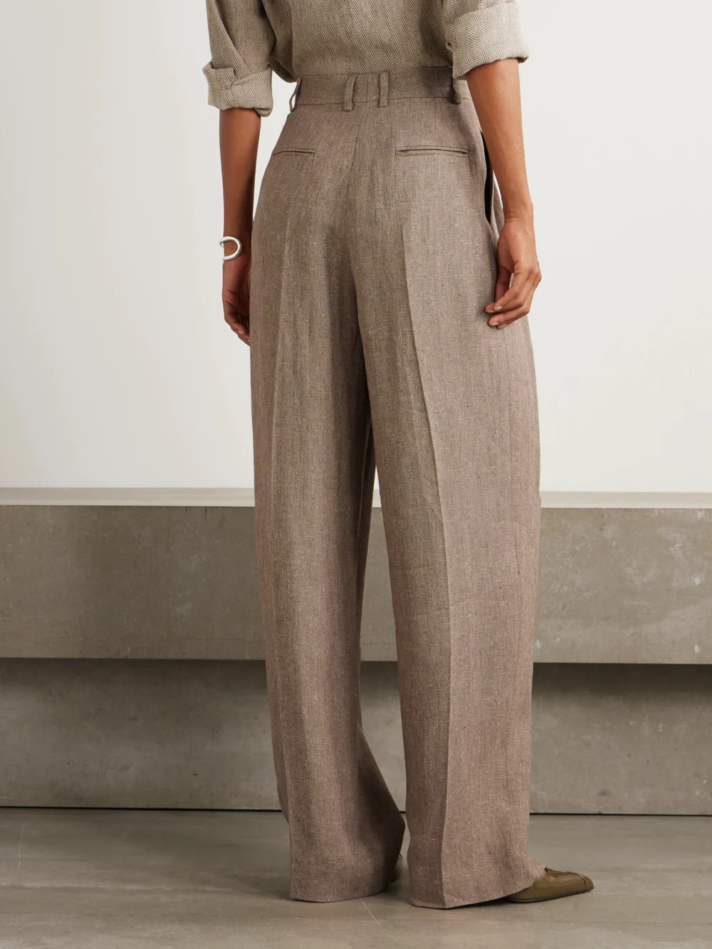Back view of the Loro Piana Kurt Pleated Linen Wide-leg Pants