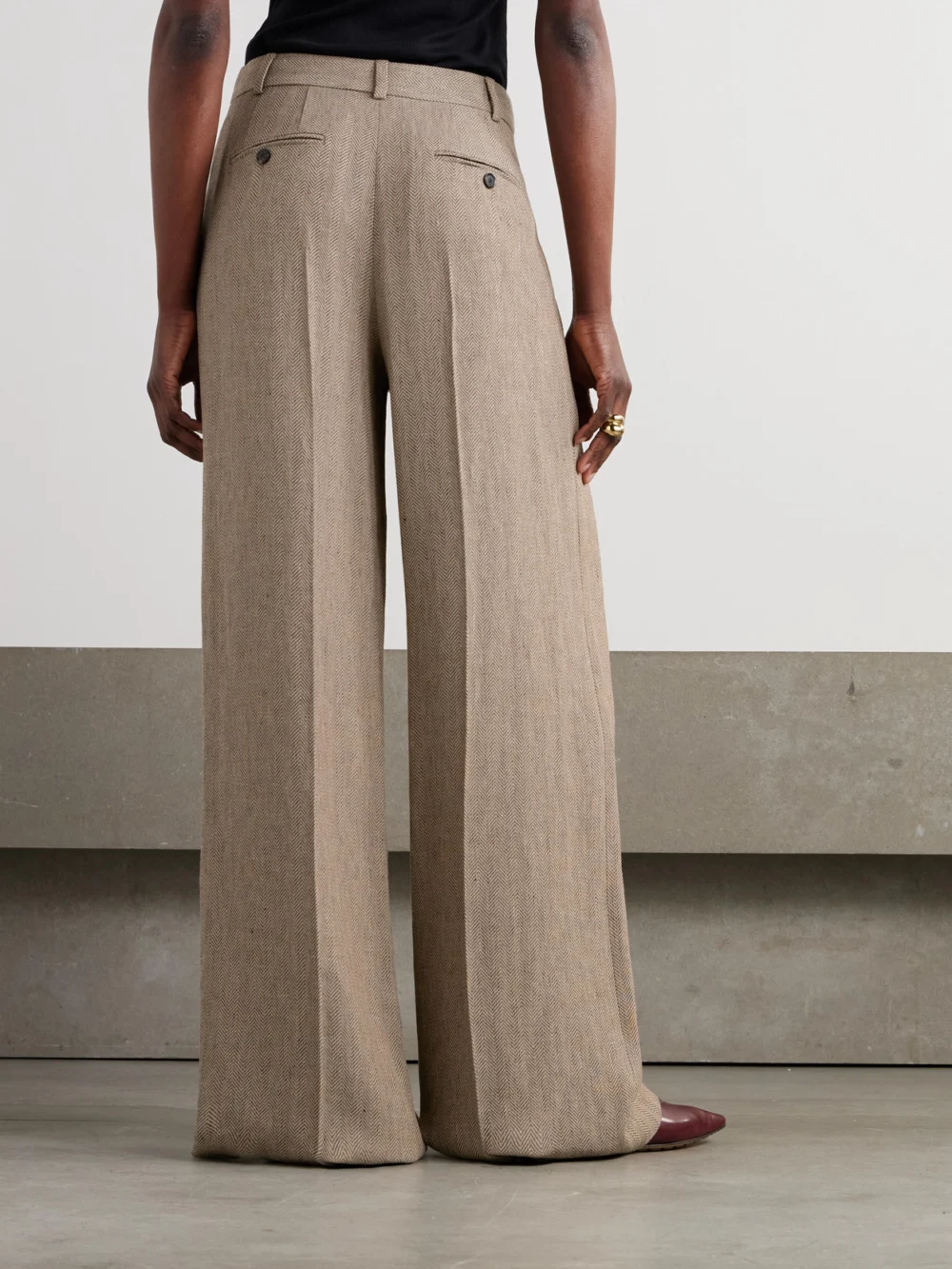Back view of the Loro Piana Nyack Pleated Herringbone Linen Wide-leg Pants