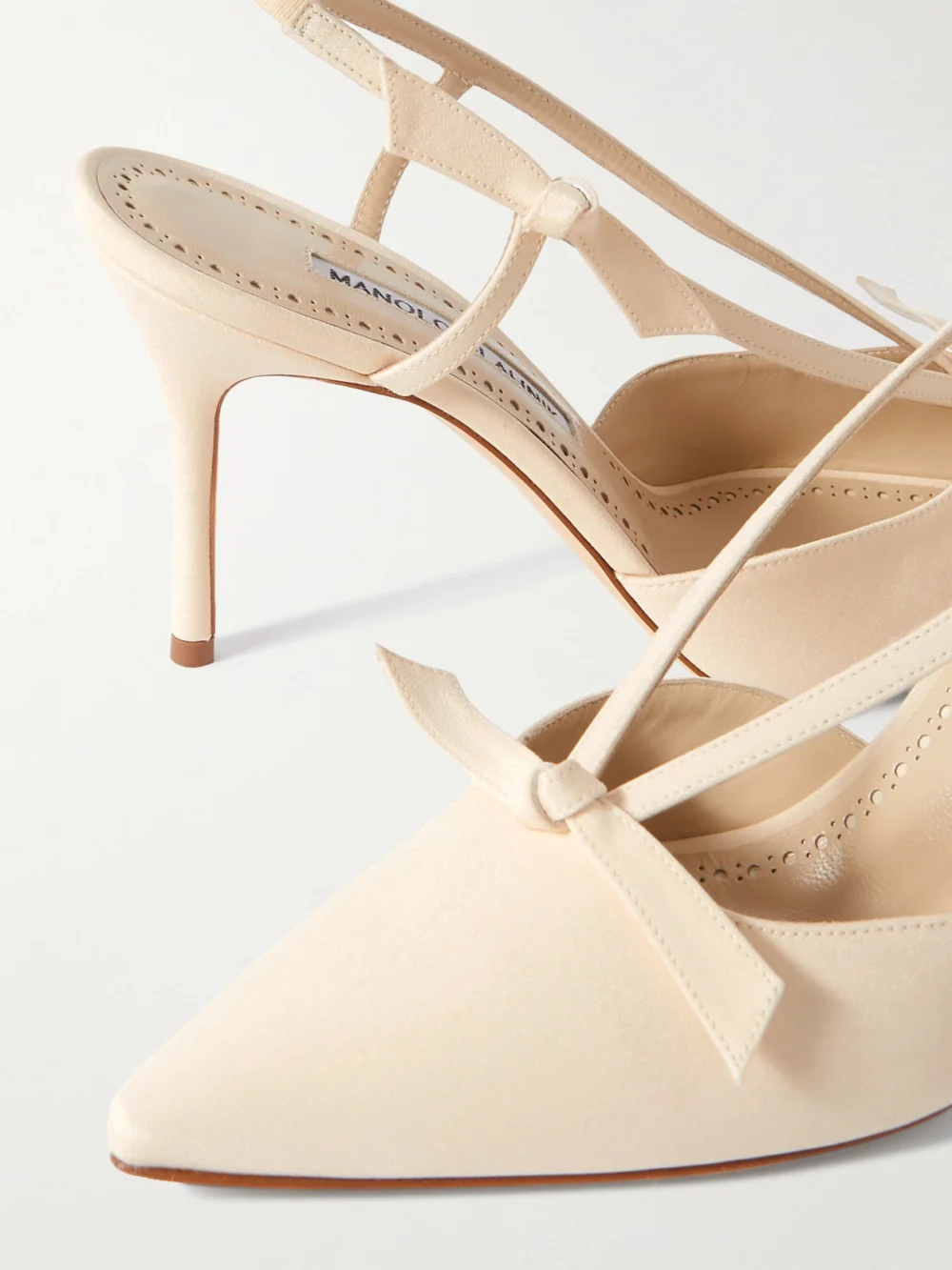 Close-up detail of the Manolo Blahnik Corintia 90 Bow-embellished Silk Crepe De Chine Slingback Pumps