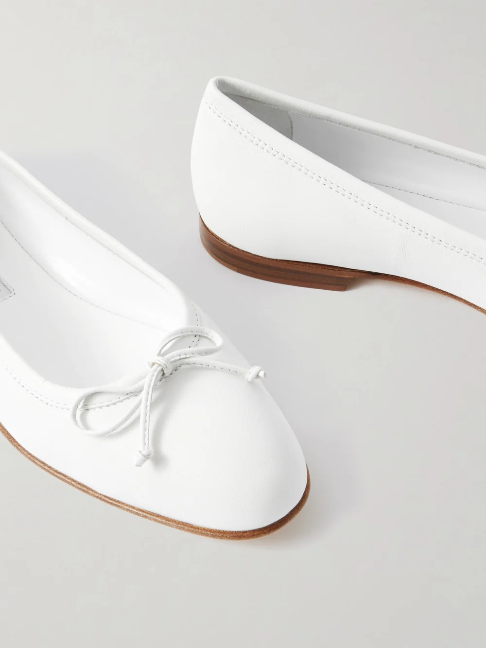 Close-up detail of the Manolo Blahnik Veralli Bow-detailed Leather Ballet Flats