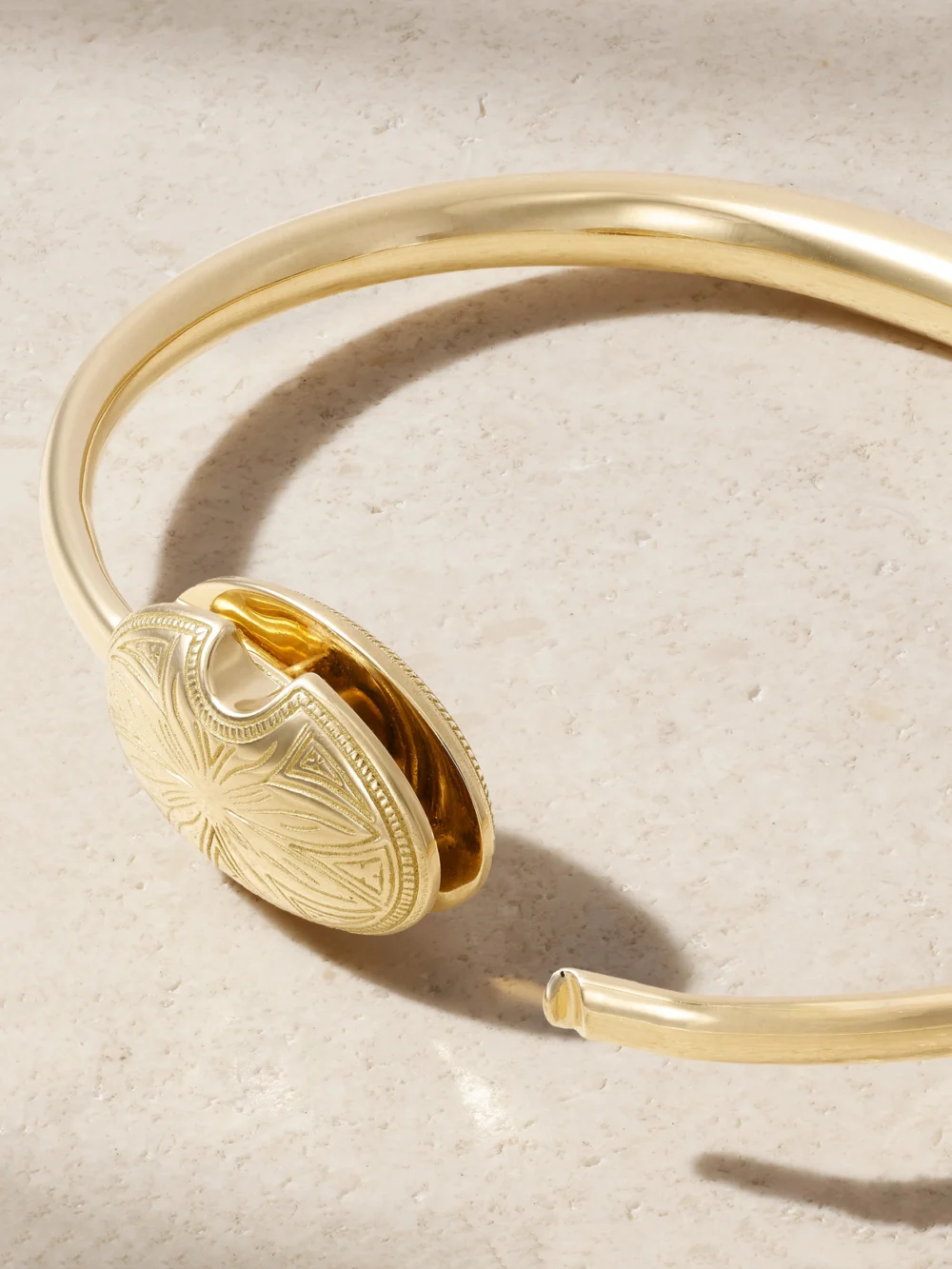 Close-up detail of the Marla Aaron Oval Musgrave 18-karat Gold Bracelet