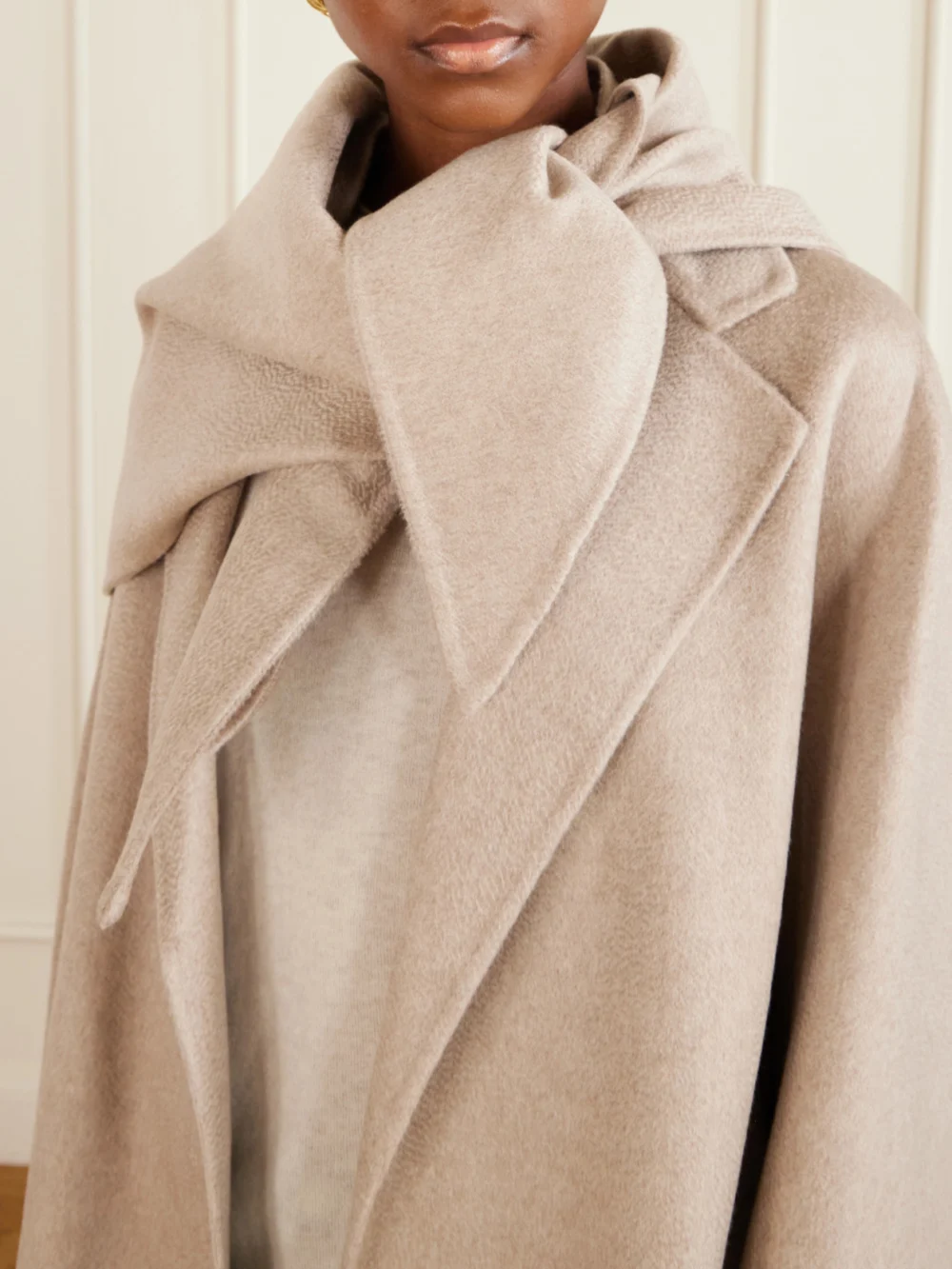 Close-up detail of the Max Mara Detto Belted Scarf-detailed Cashmere Coat