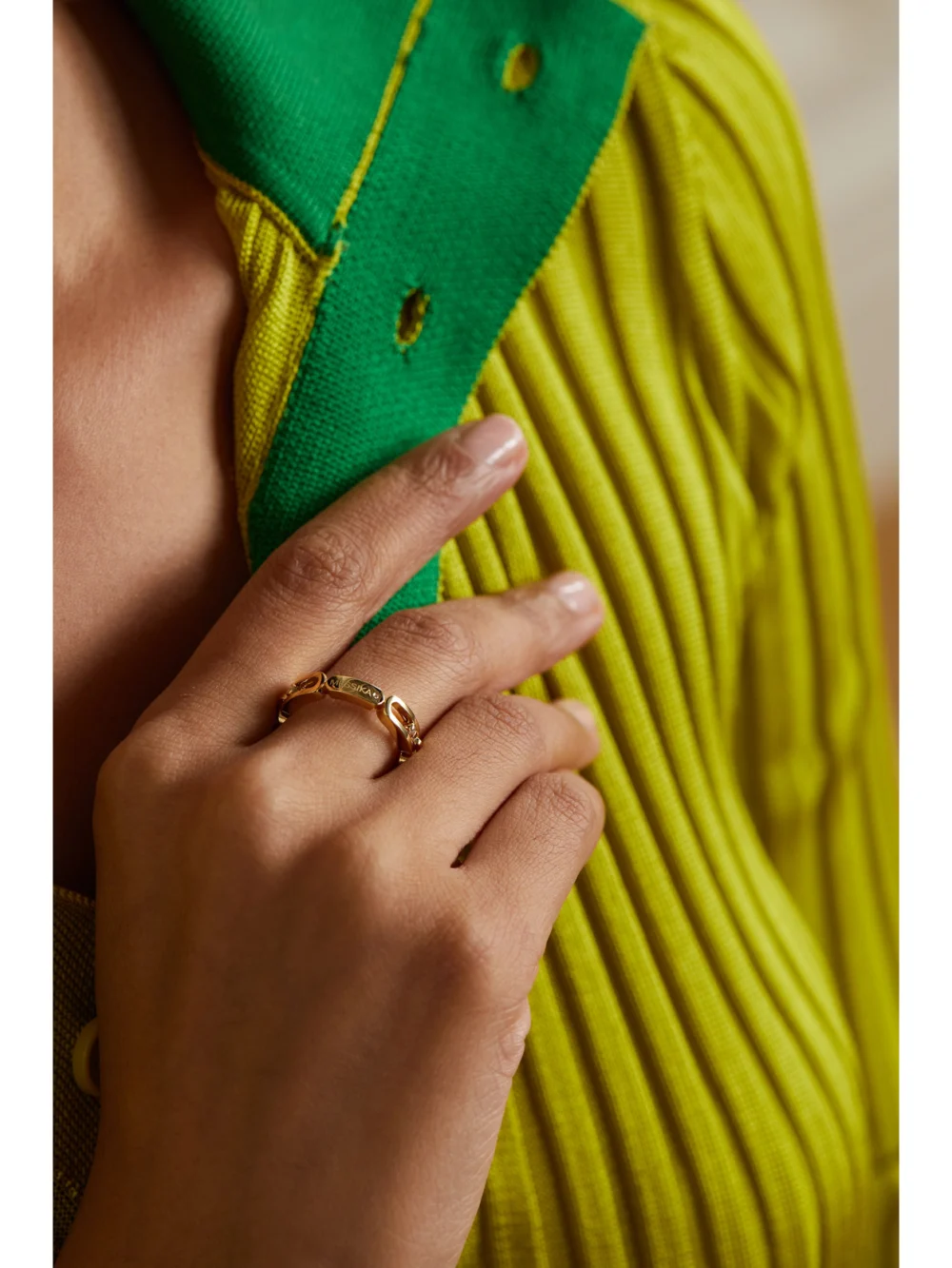 Messika Move Uno 18-karat Gold Diamond Ring, styled view