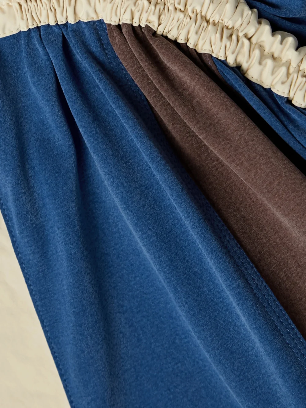Close-up detail of the Moncler Genius + 2 Moncler 1952 Abito Paneled Shell and Washed Cupro-blend Midi Dress