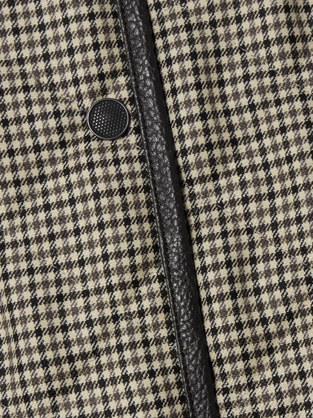 Close-up detail of the Purdey Abbot Textured Leather-trimmed Houndstooth Quilted Wool Jacket