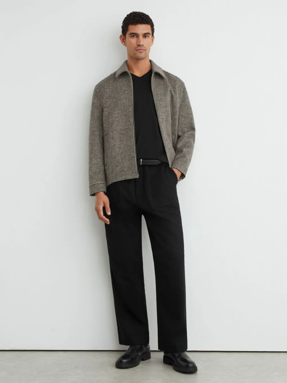 Reiss Black Cotton V-neck Tailored-fit T-shirt, view 3