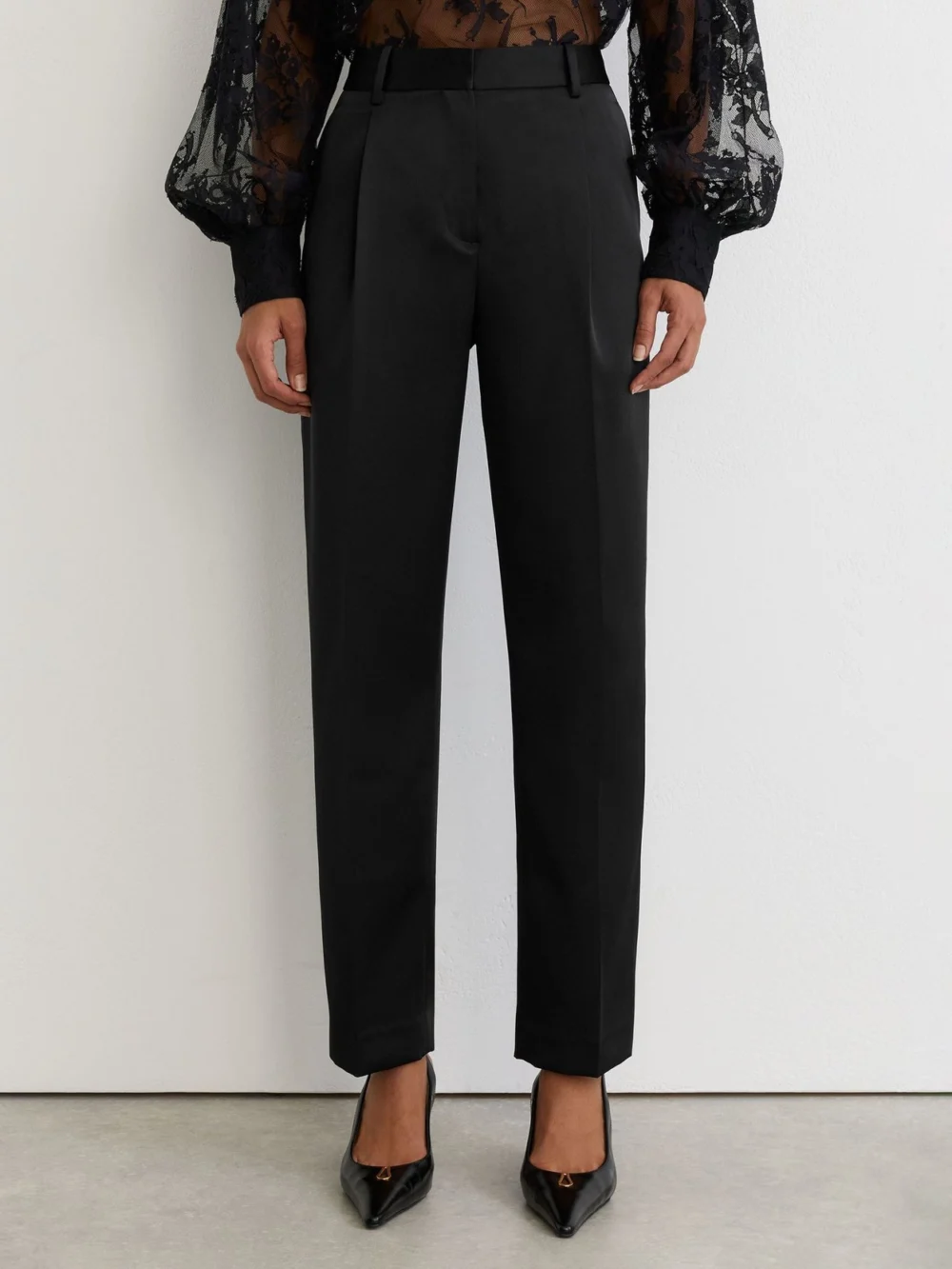 Reiss Black Ellen Petite Satin Single-pleated Trousers, view 4