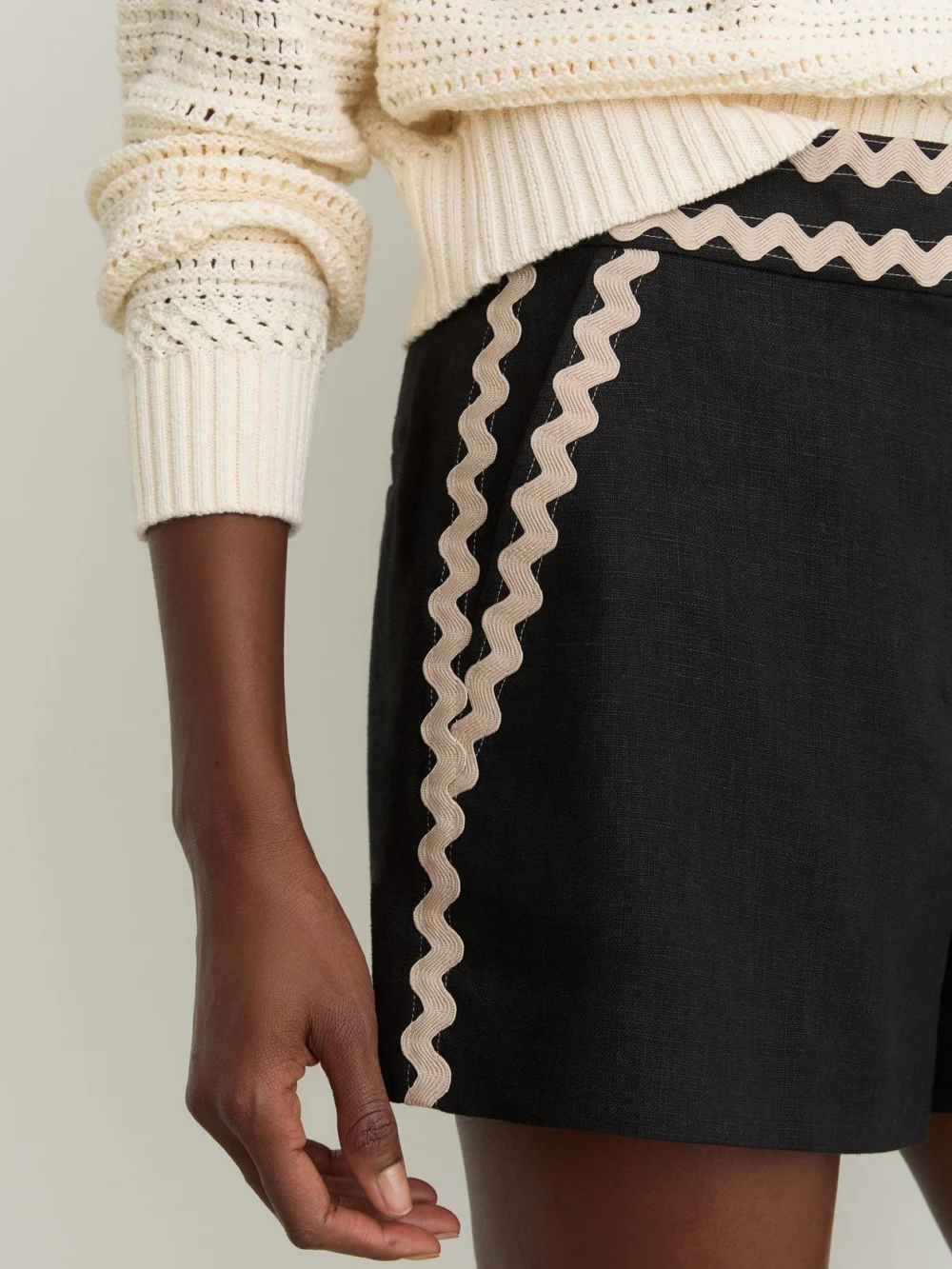 Reiss Black Linen Wave-trim Shorts, view 4