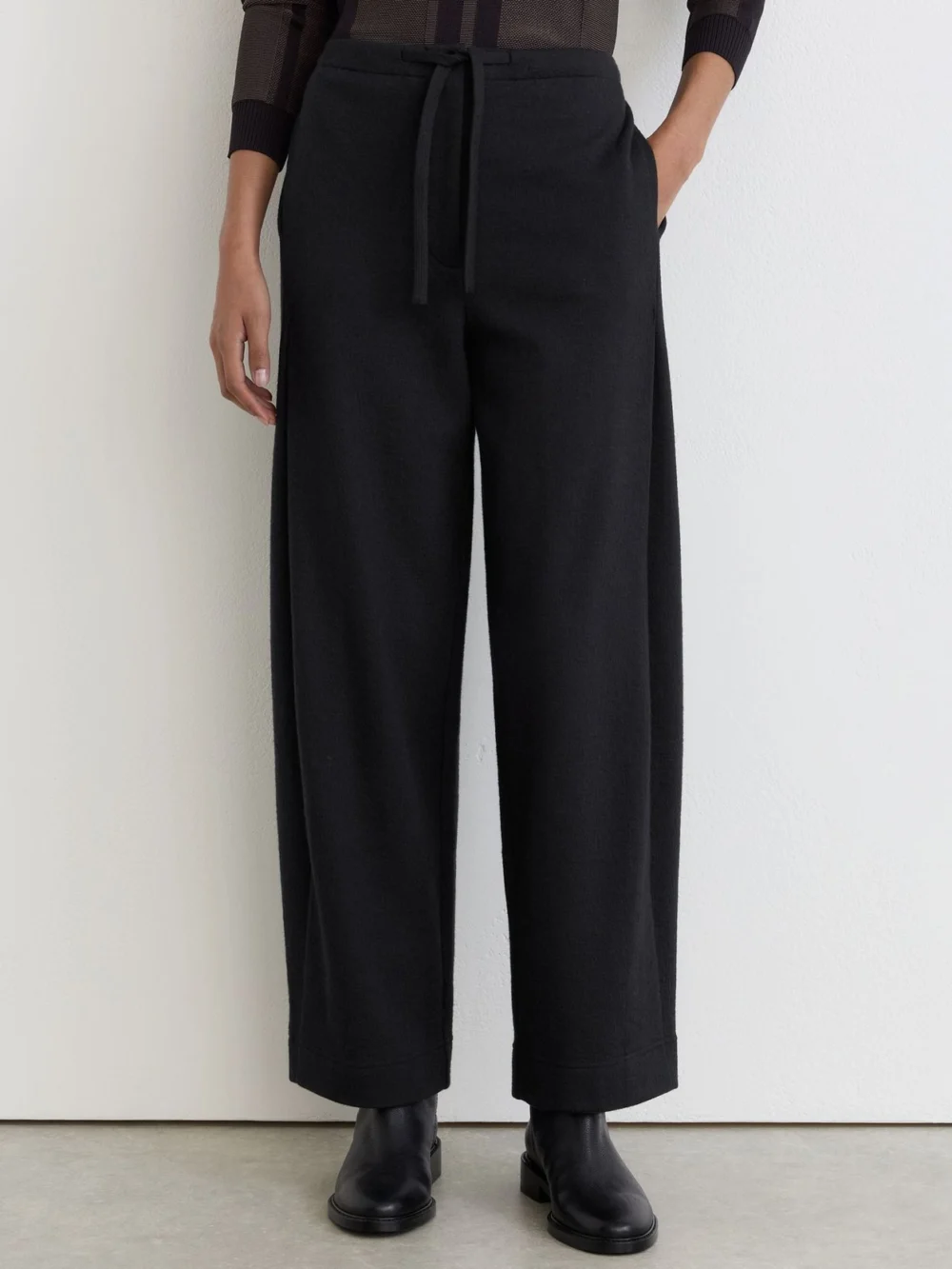 Reiss Black Petite Cotton-blend Barrel-leg Drawstring Trousers, view 3